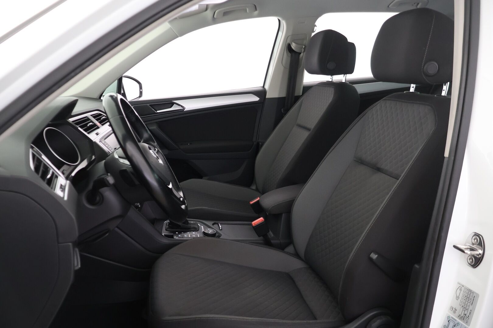 Volkswagen Tiguan 2017 Comfortline 2,0 TDI SCR 110 kW (150 hv) 4MOTION DSG-automaatti ** Webasto / Navi&Carplay / Adapt.vakkari / Vetokoukku ** - Upeassa kunnossa oleva Tigu! / Kahdet hyvät merkkirenkaat vanteilla! - HULLUT AVAJAISHULINAT KORKOTARJOUS 3,29 %