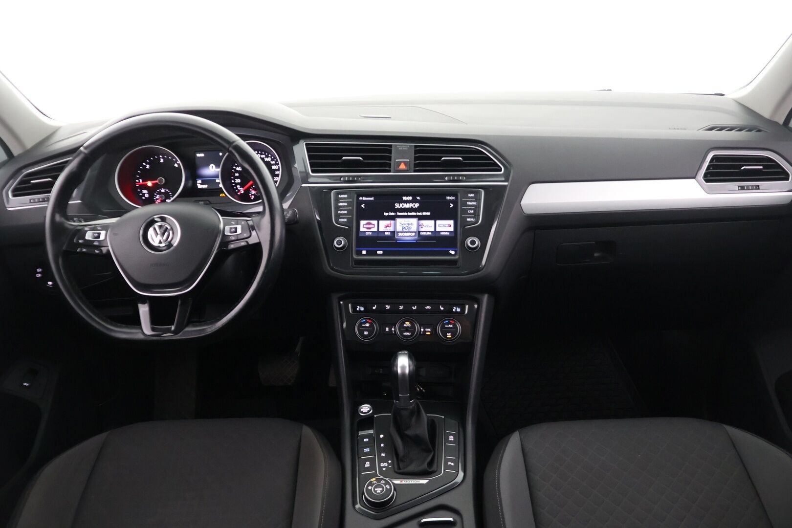 Volkswagen Tiguan 2017 Comfortline 2,0 TDI SCR 110 kW (150 hv) 4MOTION DSG-automaatti ** Webasto / Navi&Carplay / Adapt.vakkari / Vetokoukku ** - Upeassa kunnossa oleva Tigu! / Kahdet hyvät merkkirenkaat vanteilla! - HULLUT AVAJAISHULINAT KORKOTARJOUS 3,29 %