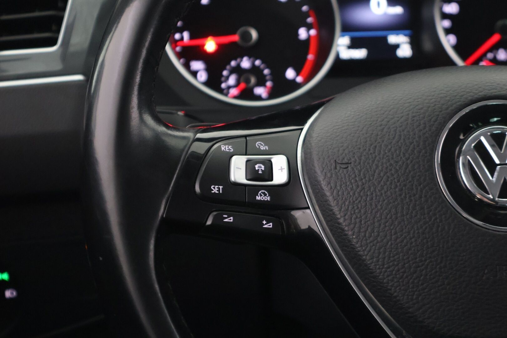 Volkswagen Tiguan 2017 Comfortline 2,0 TDI SCR 110 kW (150 hv) 4MOTION DSG-automaatti ** Webasto / Navi&Carplay / Adapt.vakkari / Vetokoukku ** - Upeassa kunnossa oleva Tigu! / Kahdet hyvät merkkirenkaat vanteilla! - HULLUT AVAJAISHULINAT KORKOTARJOUS 3,29 %