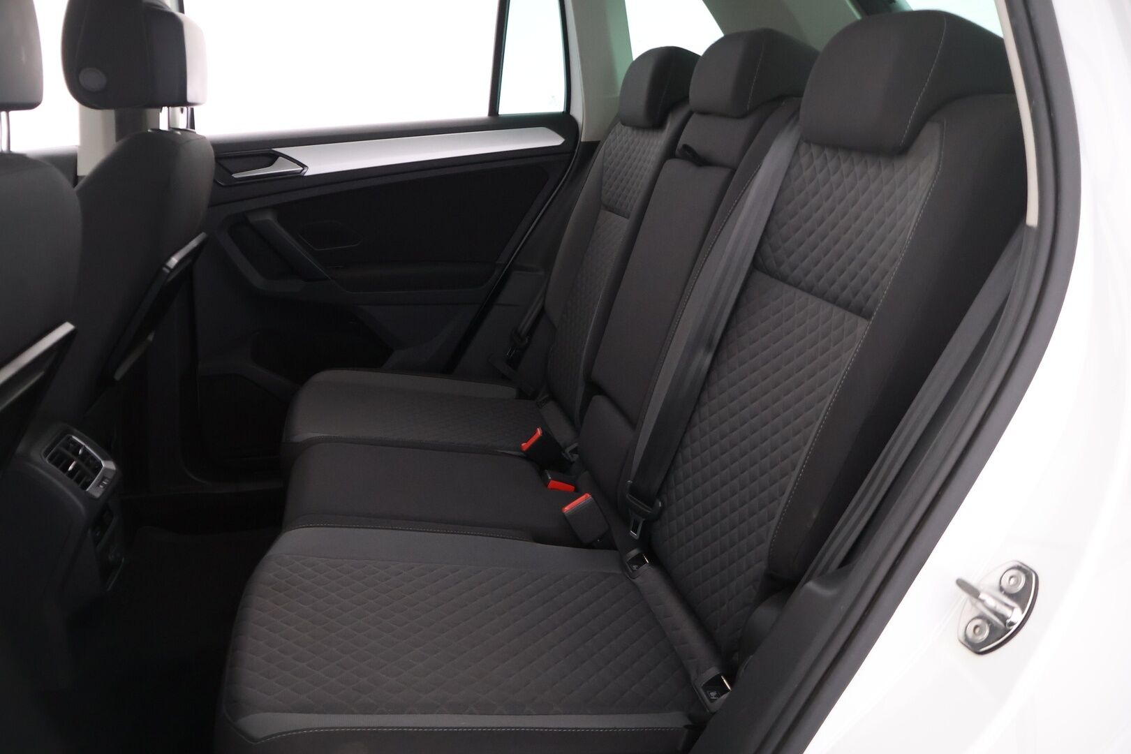 Volkswagen Tiguan 2017 Comfortline 2,0 TDI SCR 110 kW (150 hv) 4MOTION DSG-automaatti ** Webasto / Navi&Carplay / Adapt.vakkari / Vetokoukku ** - Upeassa kunnossa oleva Tigu! / Kahdet hyvät merkkirenkaat vanteilla! - HULLUT AVAJAISHULINAT KORKOTARJOUS 3,29 %