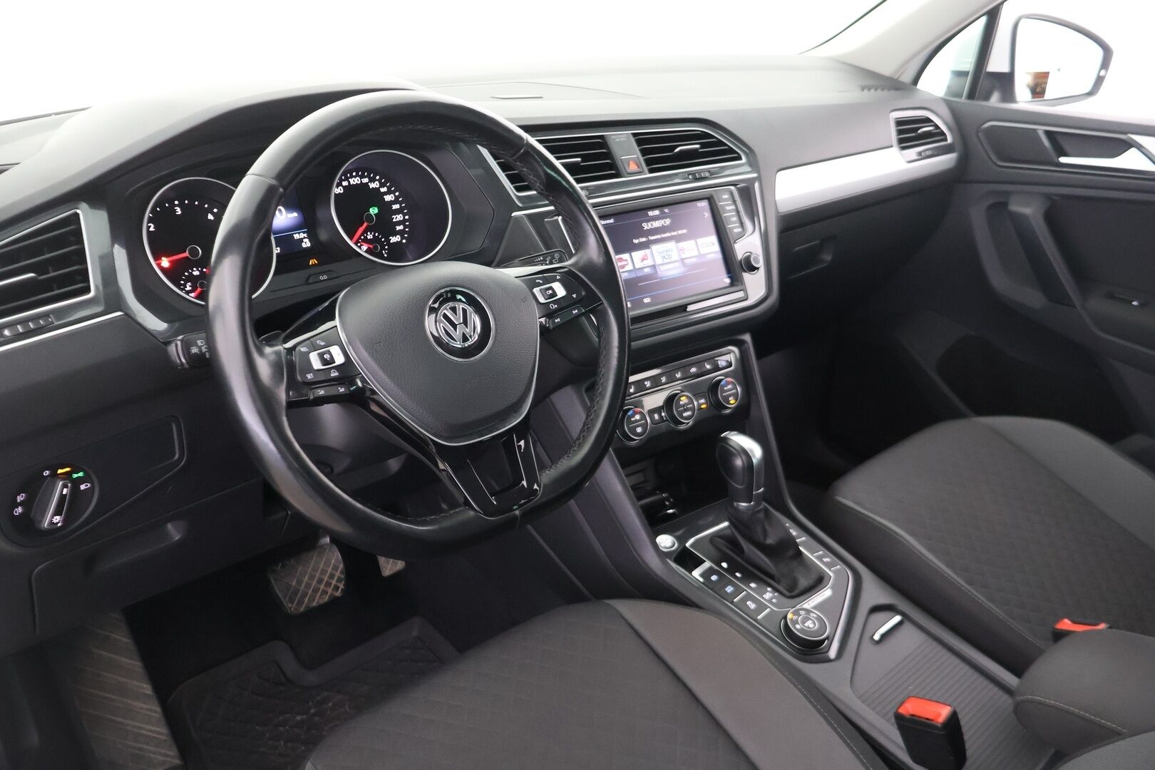 Volkswagen Tiguan 2017 Comfortline 2,0 TDI SCR 110 kW (150 hv) 4MOTION DSG-automaatti ** Webasto / Navi&Carplay / Adapt.vakkari / Vetokoukku ** - Upeassa kunnossa oleva Tigu! / Kahdet hyvät merkkirenkaat vanteilla! - HULLUT AVAJAISHULINAT KORKOTARJOUS 3,29 %