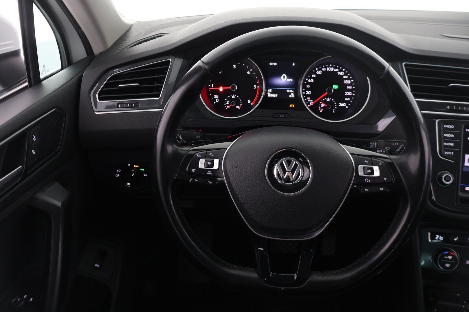 Volkswagen Tiguan 2017 Comfortline 2,0 TDI SCR 110 kW (150 hv) 4MOTION DSG-automaatti ** Webasto / Navi&Carplay / Adapt.vakkari / Vetokoukku ** - Upeassa kunnossa oleva Tigu! / Kahdet hyvät merkkirenkaat vanteilla! - HULLUT AVAJAISHULINAT KORKOTARJOUS 3,29 %