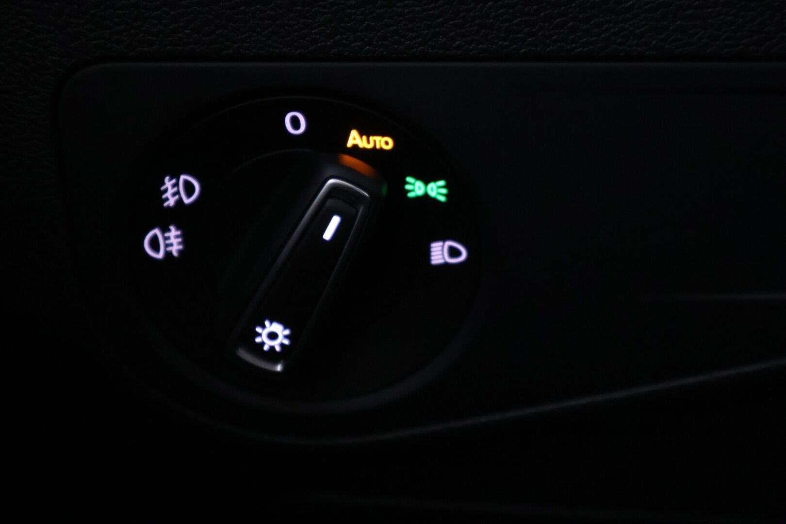 Volkswagen Tiguan 2017 Comfortline 2,0 TDI SCR 110 kW (150 hv) 4MOTION DSG-automaatti ** Webasto / Navi&Carplay / Adapt.vakkari / Vetokoukku ** - Upeassa kunnossa oleva Tigu! / Kahdet hyvät merkkirenkaat vanteilla! - HULLUT AVAJAISHULINAT KORKOTARJOUS 3,29 %