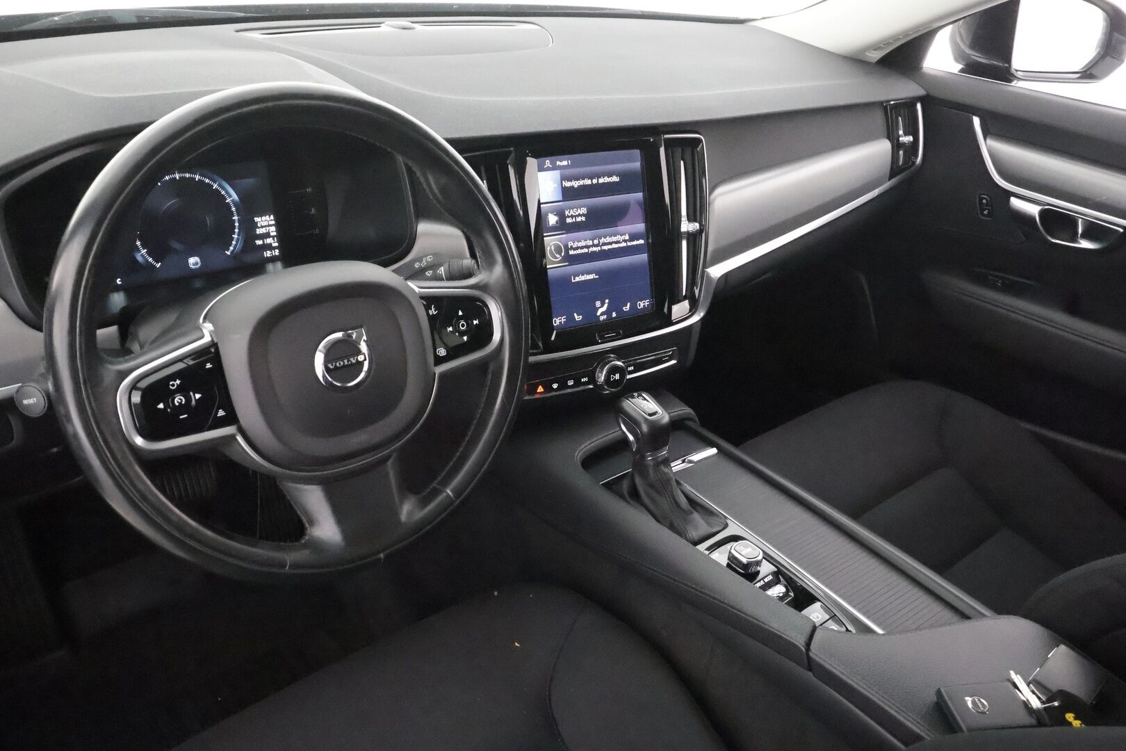 Volvo V90 2017 D4 Momentum aut - Webasto | ACC | LED | P.Tutkat | Kaistavahti | Keyless | 2x renkaat&alumiinivanteet