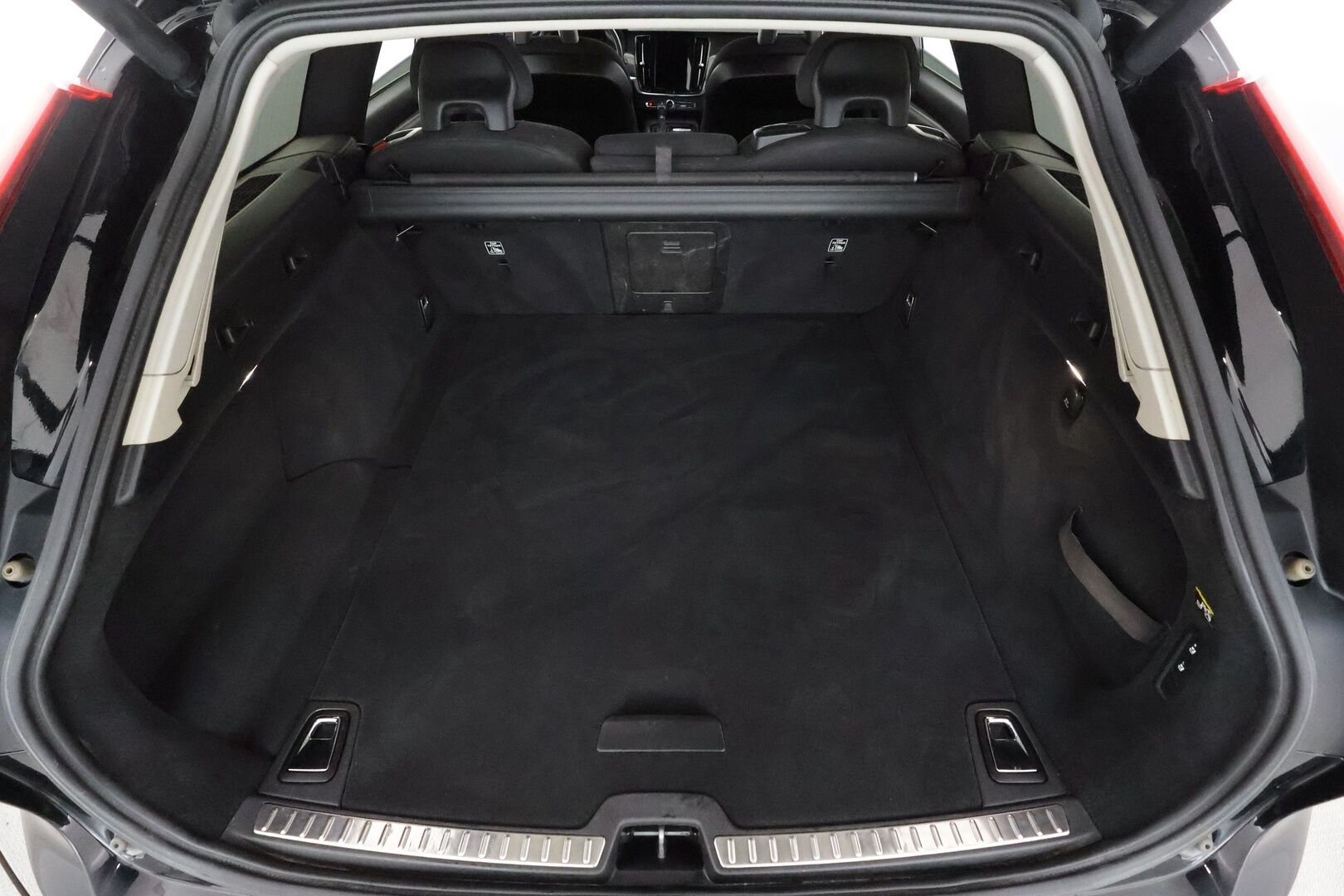 Volvo V90 2017 D4 Momentum aut - Webasto | ACC | LED | P.Tutkat | Kaistavahti | Keyless | 2x renkaat&alumiinivanteet