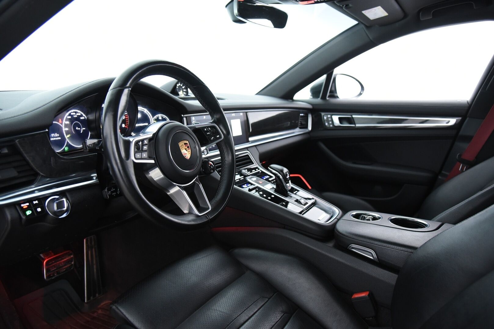 Porsche Panamera 2018 4 E-Hybrid Sport Turismo // Suomi-Auto / BOSE / Panorama / Matrix / 14-Penkit / Keyless - Merkkihuollettu / 2x merkkirenkaat