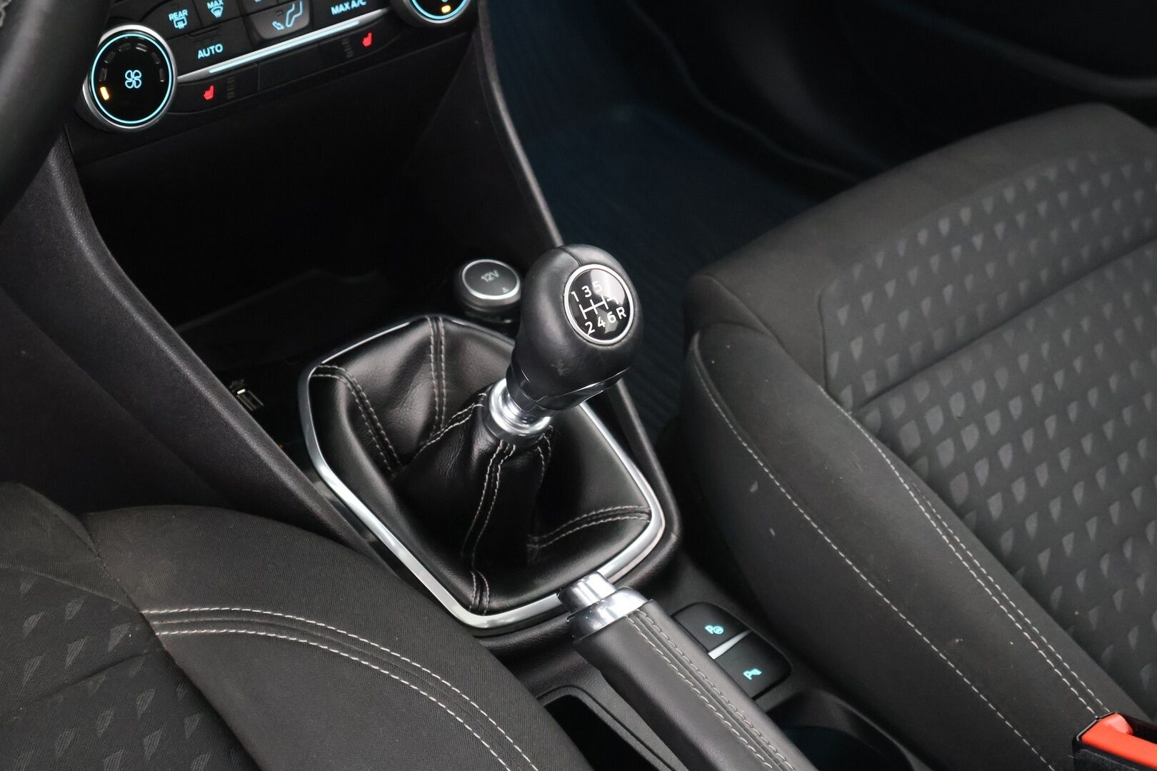 Ford Fiesta 2018 1,0 EcoBoost 100hv M6 Titanium 5-ovinen - Suomi auto | Panorama | B&O | Vakkari | Apple & Android yhteys