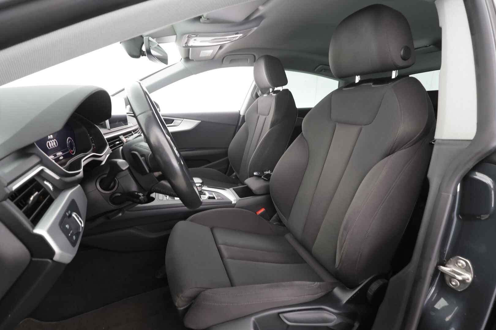 Audi A5 2018 Sportback Business Sport Comfort Edition 1,4 TFSI 110 kW S tronic * Webasto / Koukku / Matrix / P.Tutkat / Navi * - Hyvin huollettu / Sportpenkit / Digimittaristo / Kahdet renkaat aluvanteilla