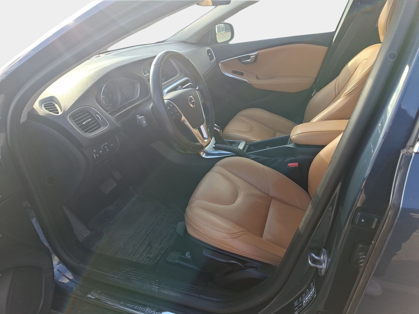 Volvo V40 2018 D2 Business Inscription Edition 90 aut * Suomiauto / Webasto / Vaalea Nahkasisusta / High Perf Audio / Digimittari / Bi-LED - Poikkeukselliset varusteet / 2x Hyvät renkaat / Jakopää tehty! - HULLUT AVAJAISHULINAT KORKOTARJOUS 3,29 %