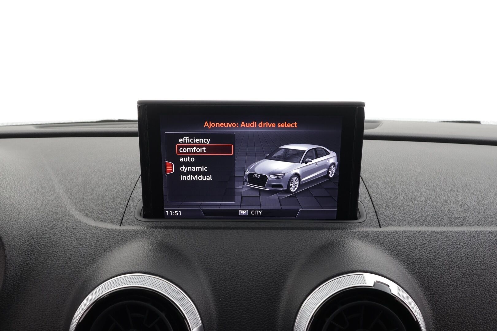 Audi A3 2018 Sedan Pro Business Sport Edition 2,0 TDI 110 kW S tronic * Suomi-auto / P.tutka / LED / Vakkari / Webasto * - Kahdet renkaat aluvanteilla - HULLU BLACKWEEK KORKOTARJOUS 2,49%