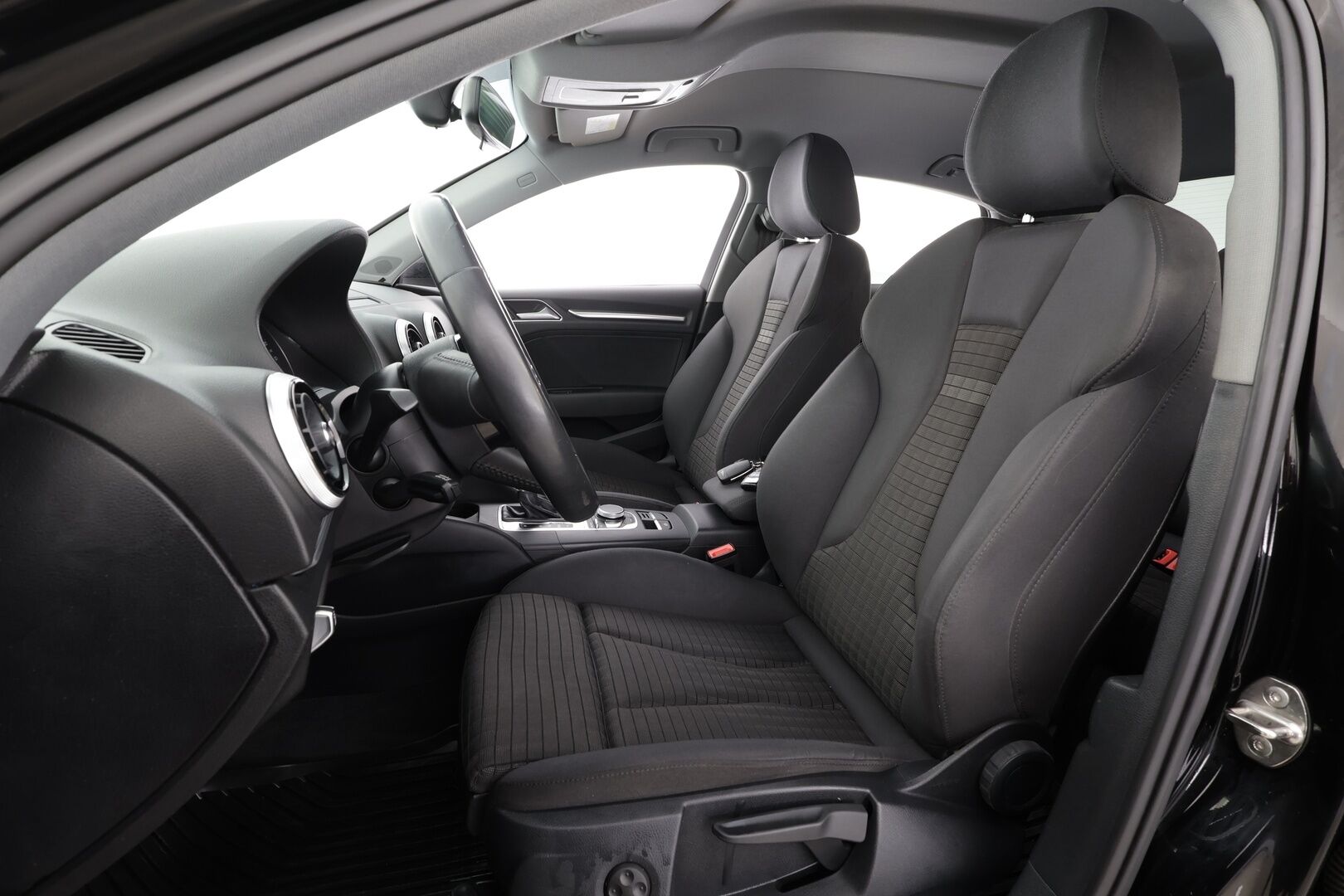 Audi A3 2018 Sedan Pro Business Sport Edition 2,0 TDI 110 kW S tronic * Suomi-auto / P.tutka / LED / Vakkari / Webasto * - Kahdet renkaat aluvanteilla - HULLU BLACKWEEK KORKOTARJOUS 2,49%