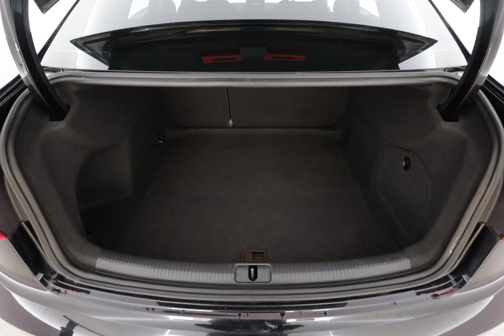 Audi A3 2018 Sedan Pro Business Sport Edition 2,0 TDI 110 kW S tronic * Suomi-auto / P.tutka / LED / Vakkari / Webasto * - Kahdet renkaat aluvanteilla - HULLU BLACKWEEK KORKOTARJOUS 2,49%