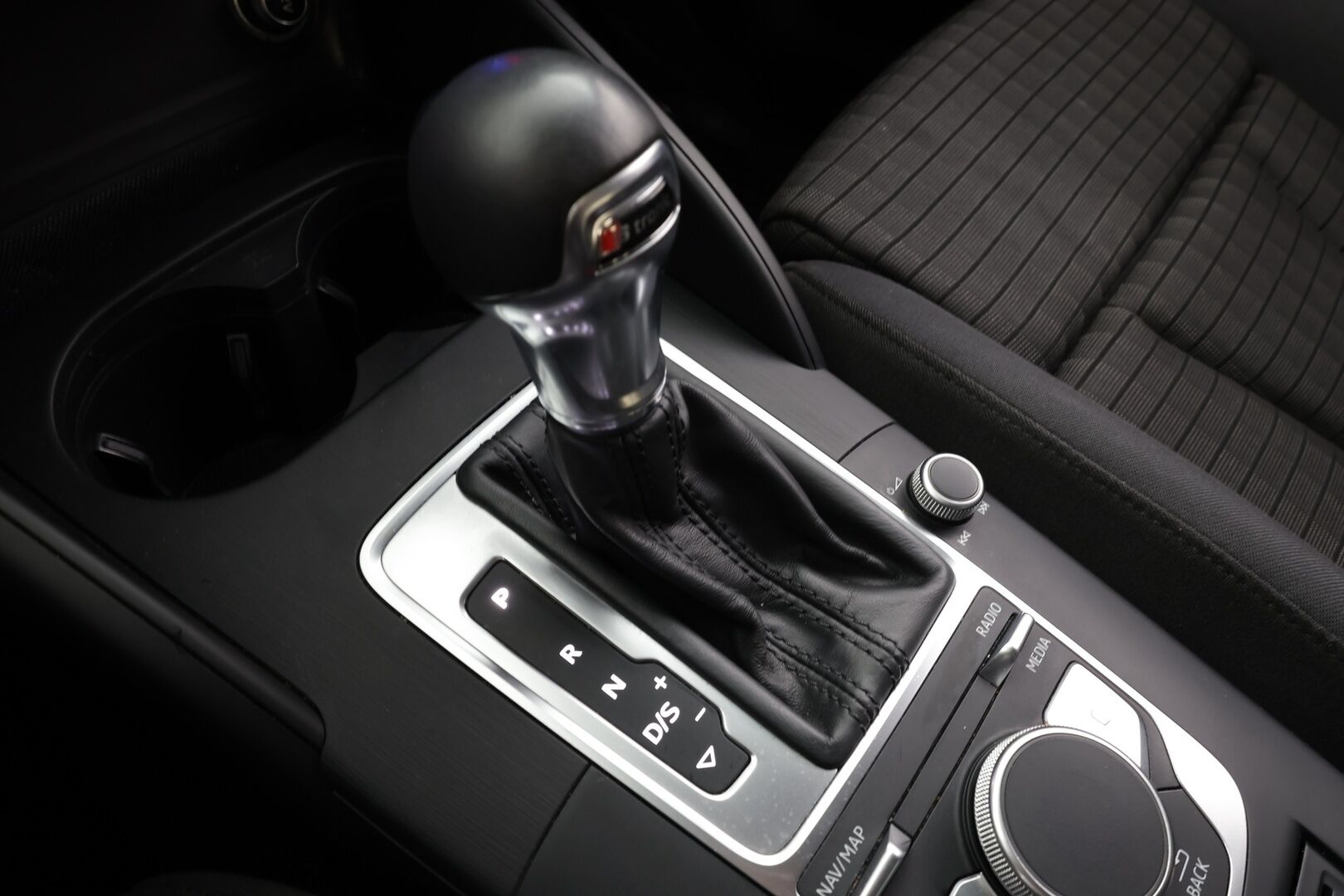 Audi A3 2018 Sedan Pro Business Sport Edition 2,0 TDI 110 kW S tronic * Suomi-auto / P.tutka / LED / Vakkari / Webasto * - Kahdet renkaat aluvanteilla - HULLU BLACKWEEK KORKOTARJOUS 2,49%