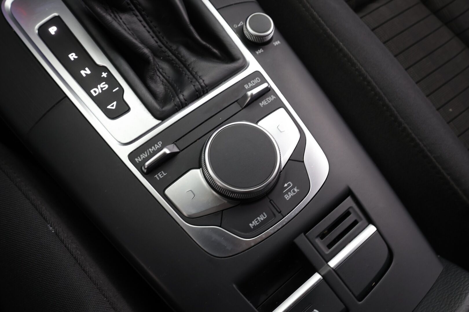 Audi A3 2018 Sedan Pro Business Sport Edition 2,0 TDI 110 kW S tronic * Suomi-auto / P.tutka / LED / Vakkari / Webasto * - Kahdet renkaat aluvanteilla