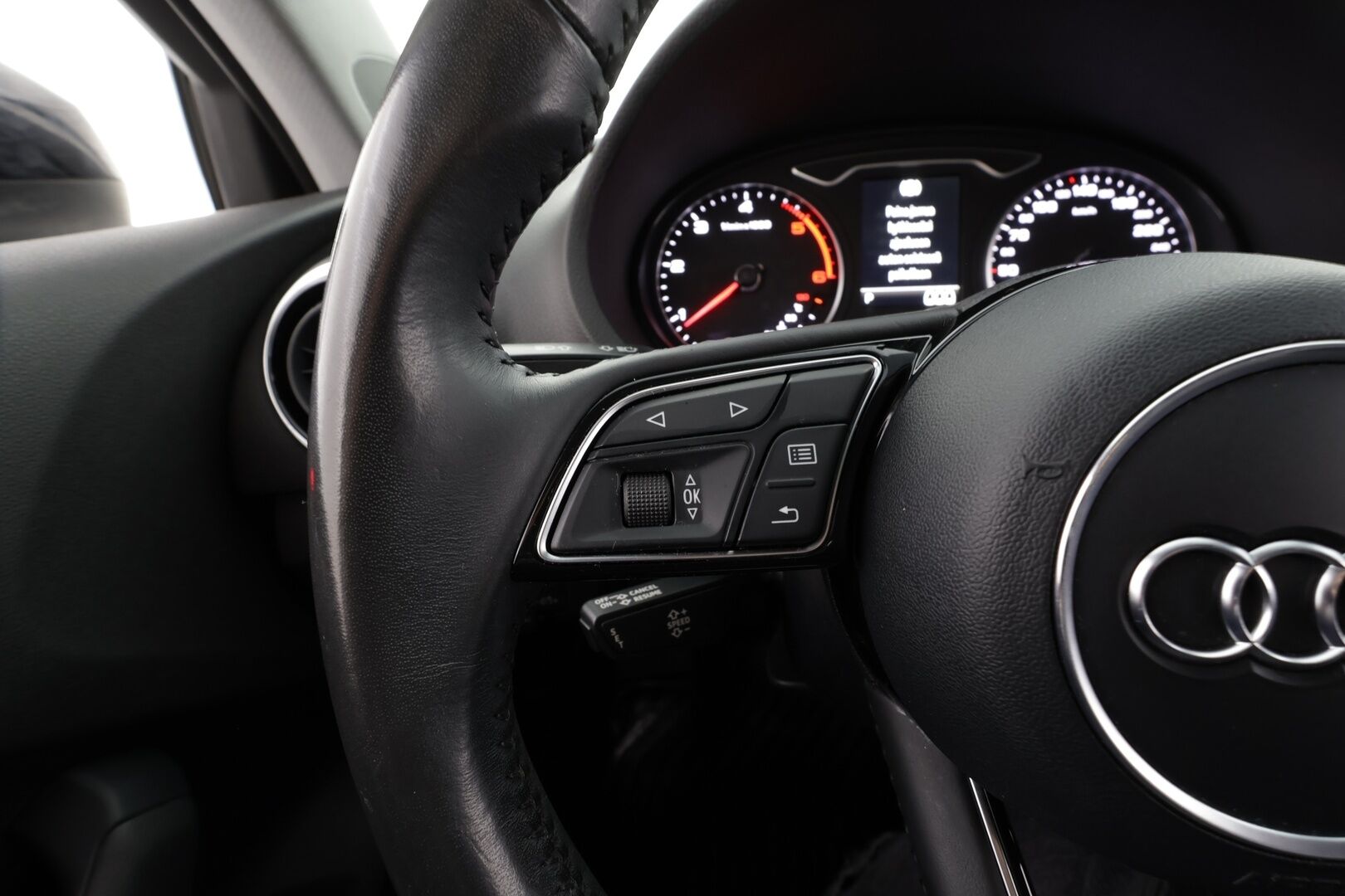 Audi A3 2018 Sedan Pro Business Sport Edition 2,0 TDI 110 kW S tronic * Suomi-auto / P.tutka / LED / Vakkari / Webasto * - Kahdet renkaat aluvanteilla