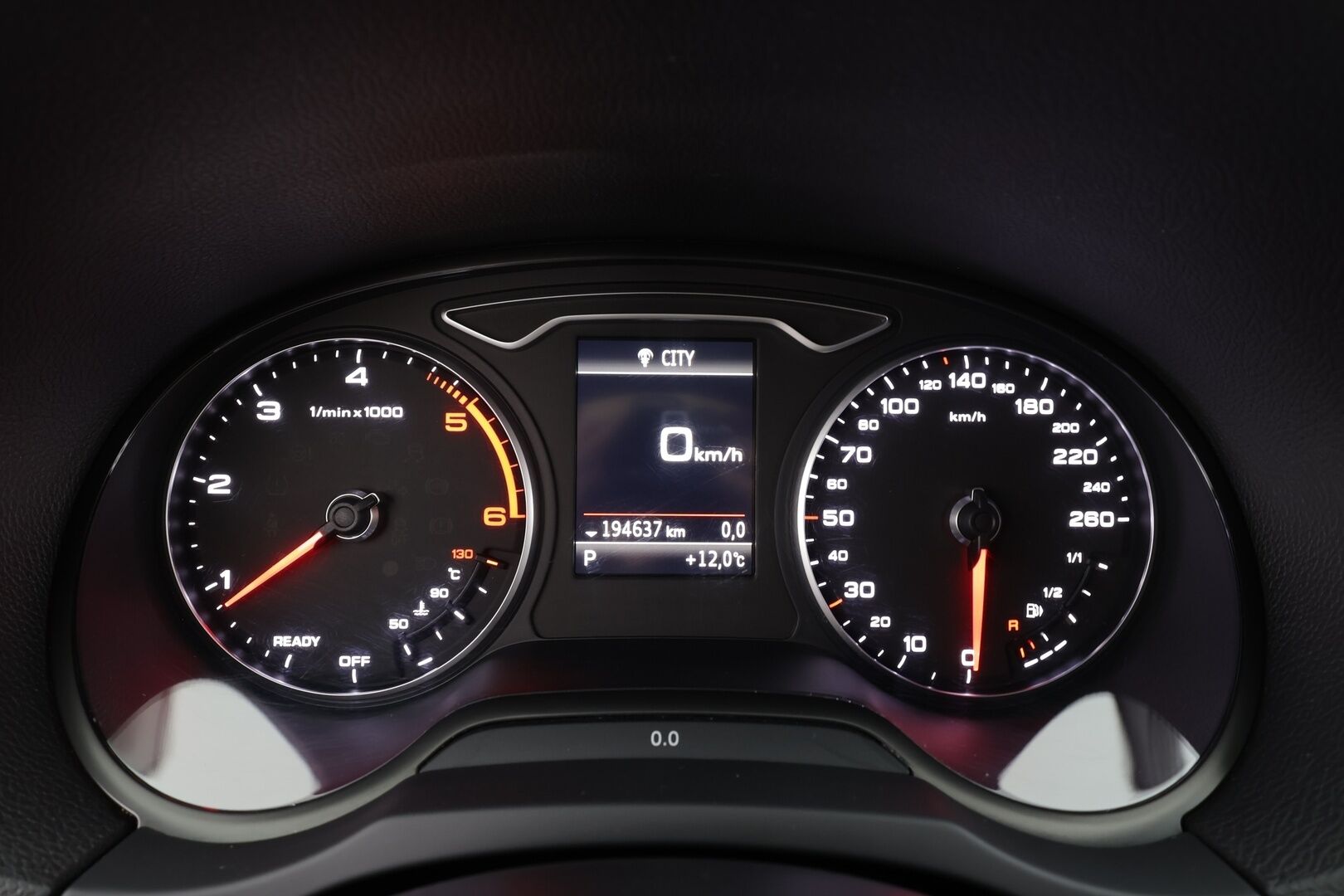 Audi A3 2018 Sedan Pro Business Sport Edition 2,0 TDI 110 kW S tronic * Suomi-auto / P.tutka / LED / Vakkari / Webasto * - Kahdet renkaat aluvanteilla - HULLU BLACKWEEK KORKOTARJOUS 2,49%