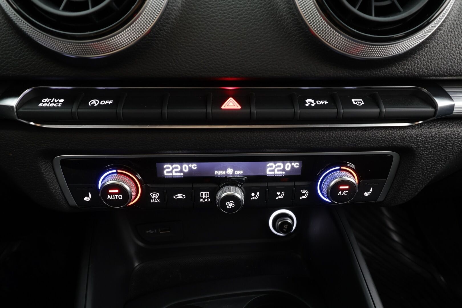 Audi A3 2018 Sedan Pro Business Sport Edition 2,0 TDI 110 kW S tronic * Suomi-auto / P.tutka / LED / Vakkari / Webasto * - Kahdet renkaat aluvanteilla - HULLU BLACKWEEK KORKOTARJOUS 2,49%