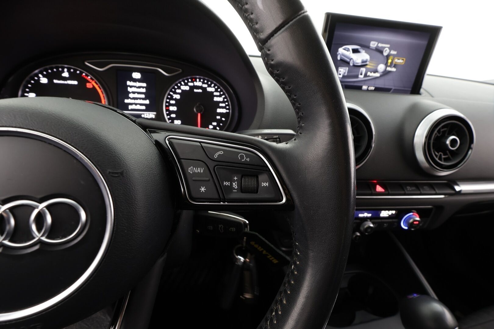 Audi A3 2018 Sedan Pro Business Sport Edition 2,0 TDI 110 kW S tronic * Suomi-auto / P.tutka / LED / Vakkari / Webasto * - Kahdet renkaat aluvanteilla - HULLU BLACKWEEK KORKOTARJOUS 2,49%