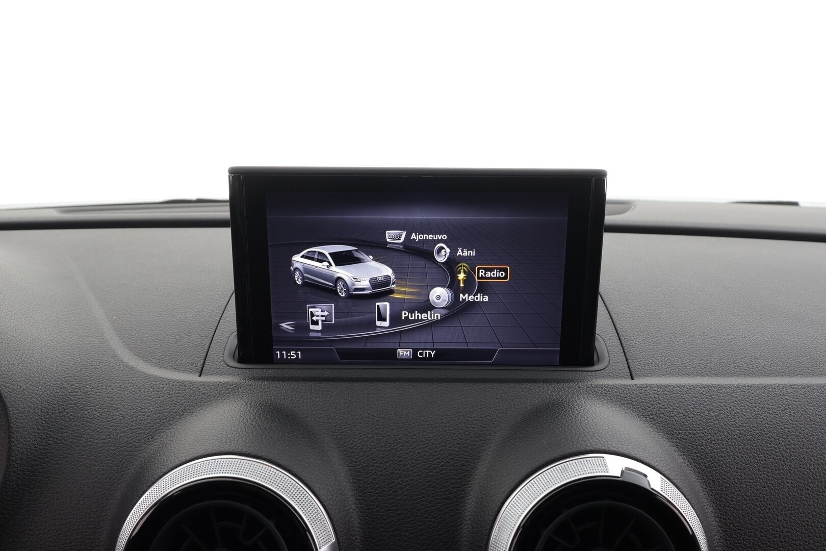 Audi A3 2018 Sedan Pro Business Sport Edition 2,0 TDI 110 kW S tronic * Suomi-auto / P.tutka / LED / Vakkari / Webasto * - Kahdet renkaat aluvanteilla - HULLU BLACKWEEK KORKOTARJOUS 2,49%