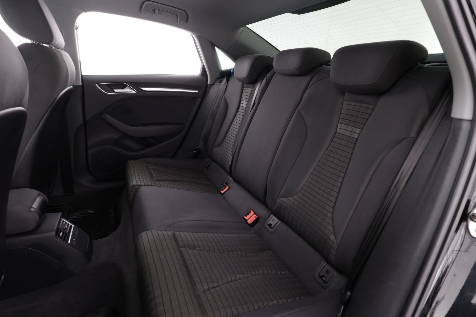 Audi A3 2018 Sedan Pro Business Sport Edition 2,0 TDI 110 kW S tronic * Suomi-auto / P.tutka / LED / Vakkari / Webasto * - Kahdet renkaat aluvanteilla - HULLU BLACKWEEK KORKOTARJOUS 2,49%