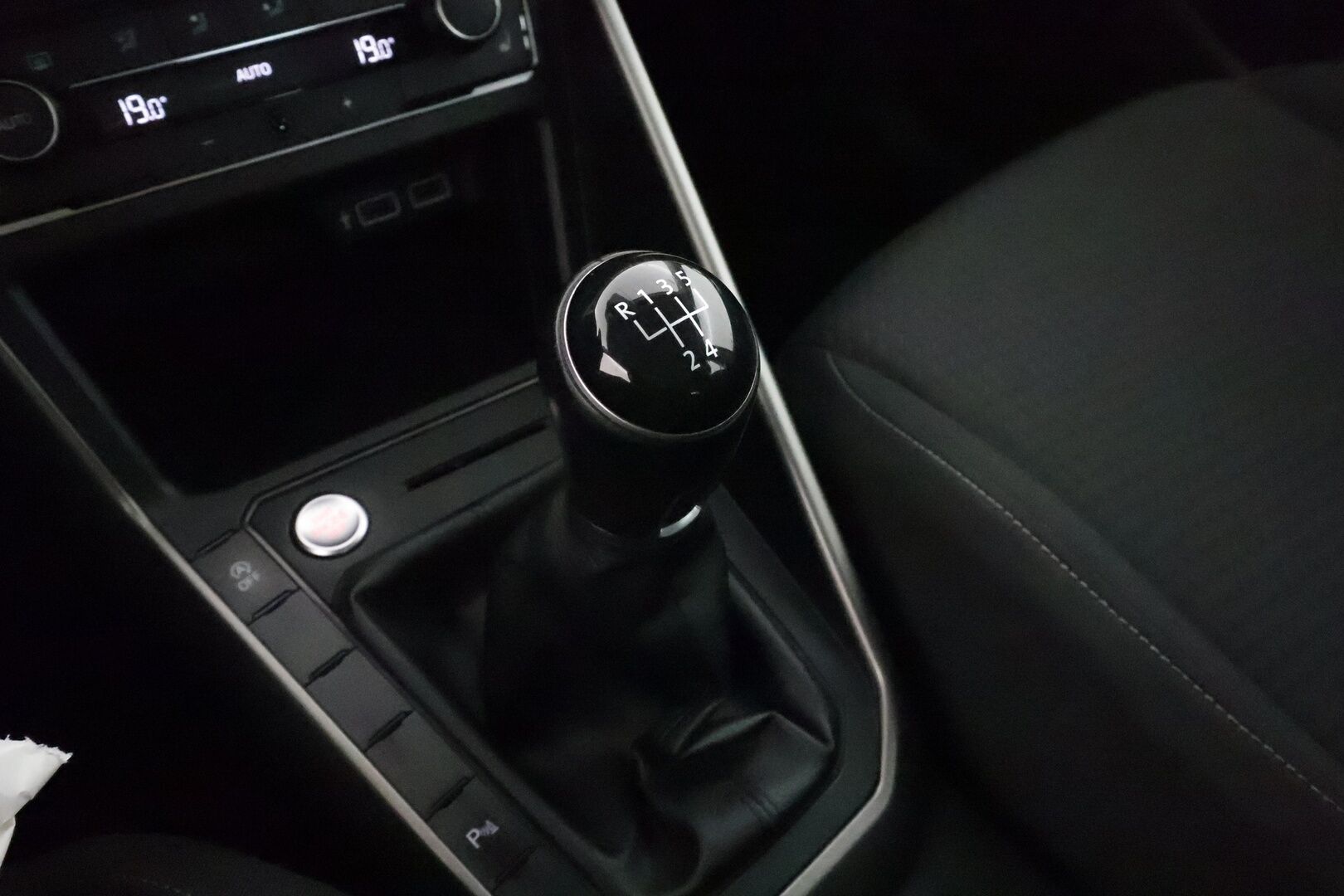 Volkswagen Polo 2018 Comfortline 1,0 TSI 70 kW **Adapt.Vakkari / P. Tutkat / Sisätilanlämmitin / Apple&Android / KeylessGO / 2x Renkaat** - Adapt.Vakkari / P. Tutkat / Sisätilanlämmitin / Apple&Android / KeylessGO / 2x Renkaat