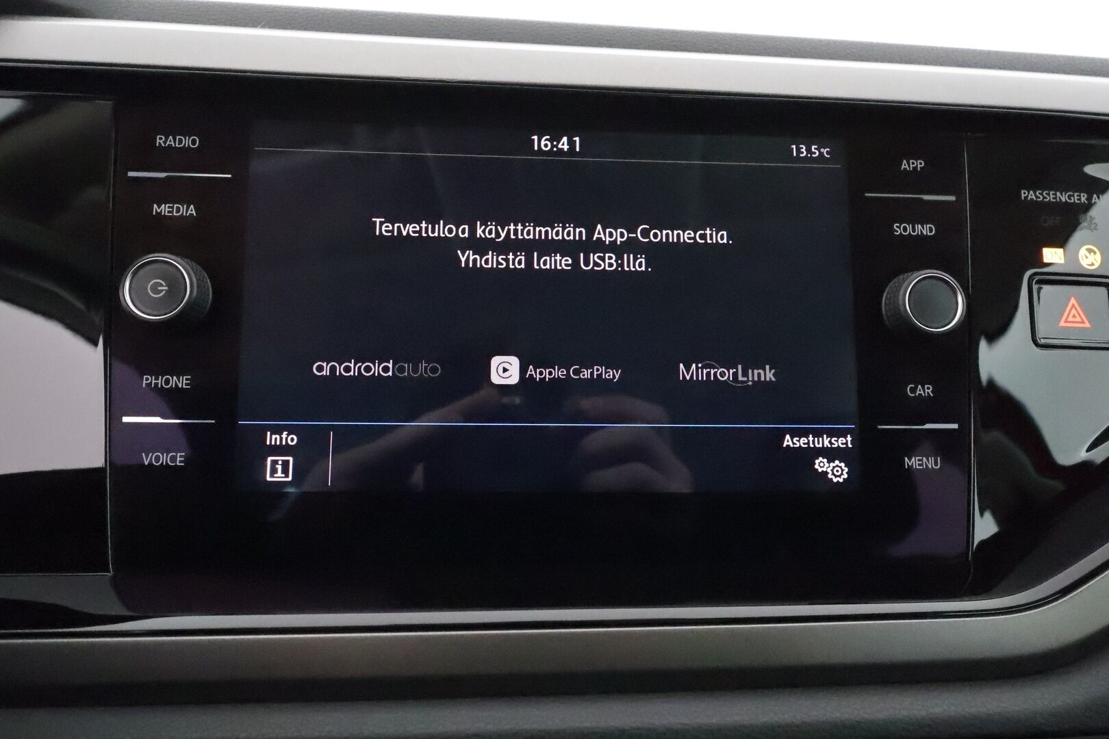 Volkswagen Polo 2018 Comfortline 1,0 TSI 70 kW **Adapt.Vakkari / P. Tutkat / Sisätilanlämmitin / Apple&Android / KeylessGO / 2x Renkaat** - Adapt.Vakkari / P. Tutkat / Sisätilanlämmitin / Apple&Android / KeylessGO / 2x Renkaat