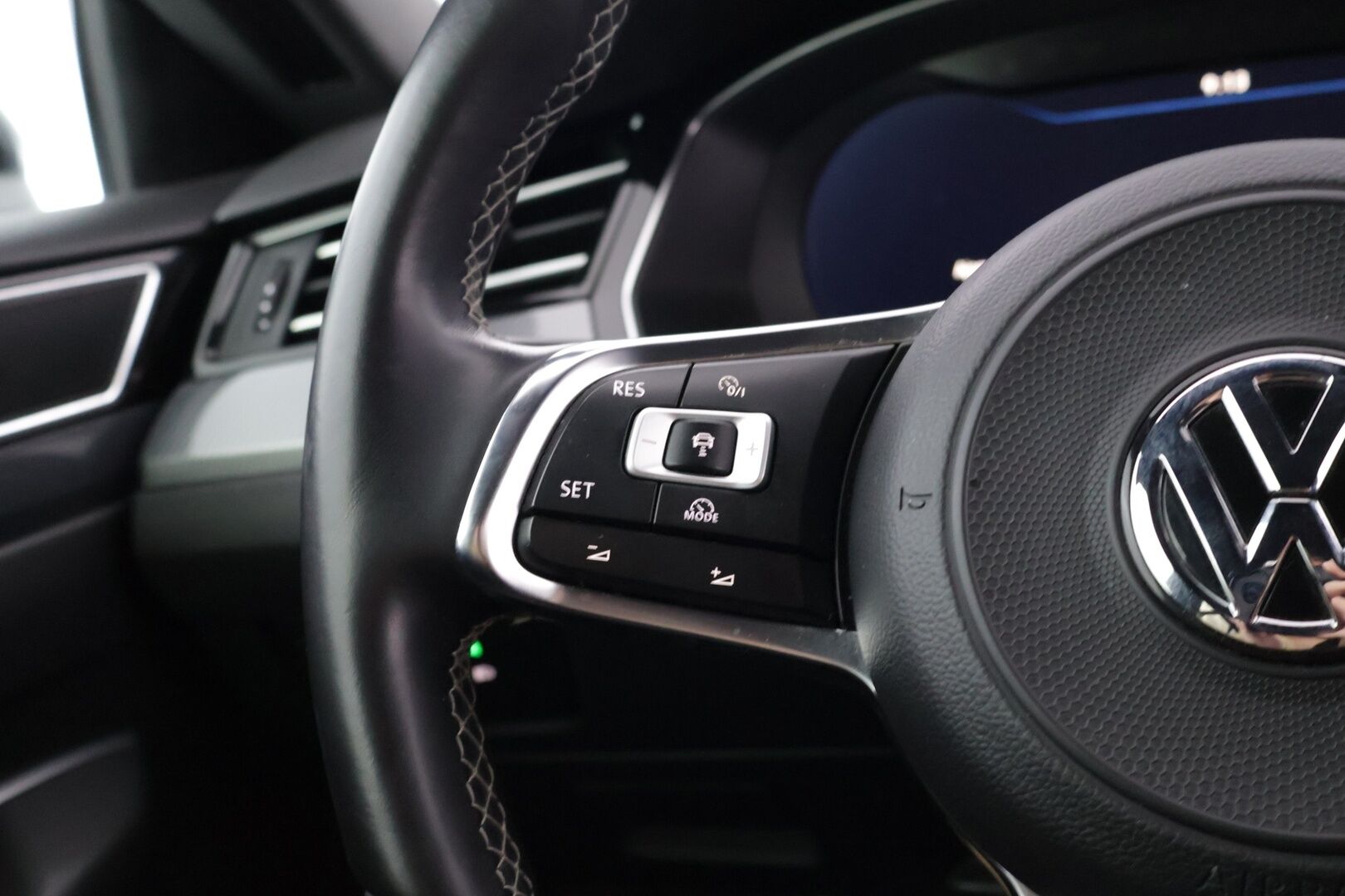 Volkswagen Arteon 2018 R-Line 2,0 TDI 110 kW (150 hv) DSG-automaatti - | ACC | Digimittaristo | Webasto | Aut. Pitkät | Kaistavahti | CarPlay | ParkPilot |