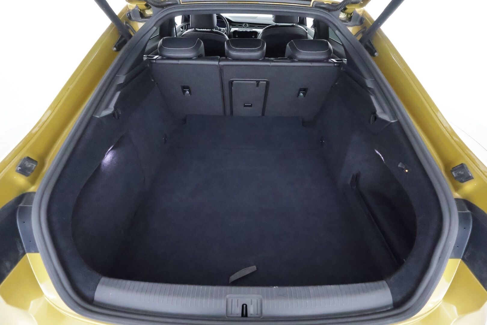 Volkswagen Arteon 2018 R-Line 2,0 TSI 206 kW (280 hv) 4MOTION DSG-autom. **Webasto / Koukku / adapt.Vakkari / Matrix-LED / P. Tutkat / Navi** - Kaistavahti / Digimittaristo / KeylessGO / 2x Renkaat