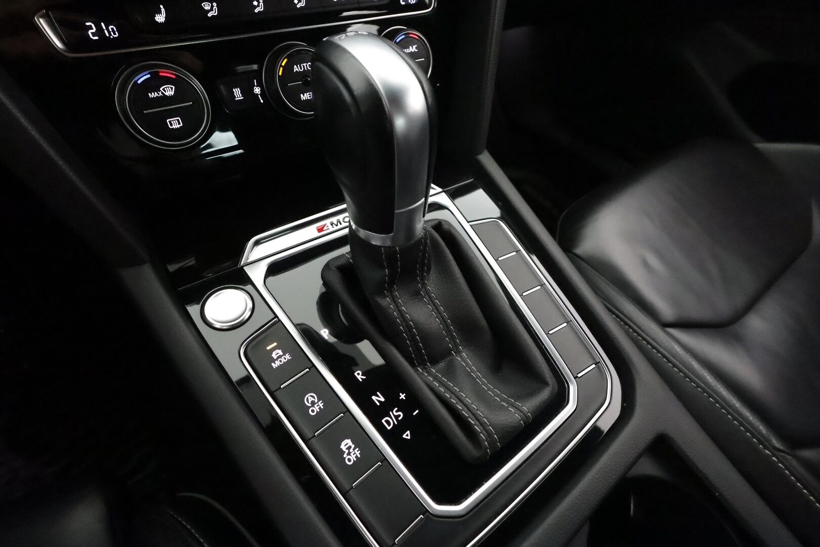 Volkswagen Arteon 2018 R-Line 2,0 TSI 206 kW (280 hv) 4MOTION DSG-autom. **Webasto / Koukku / adapt.Vakkari / Matrix-LED / P. Tutkat / Navi** - Kaistavahti / Digimittaristo / KeylessGO / 2x Renkaat