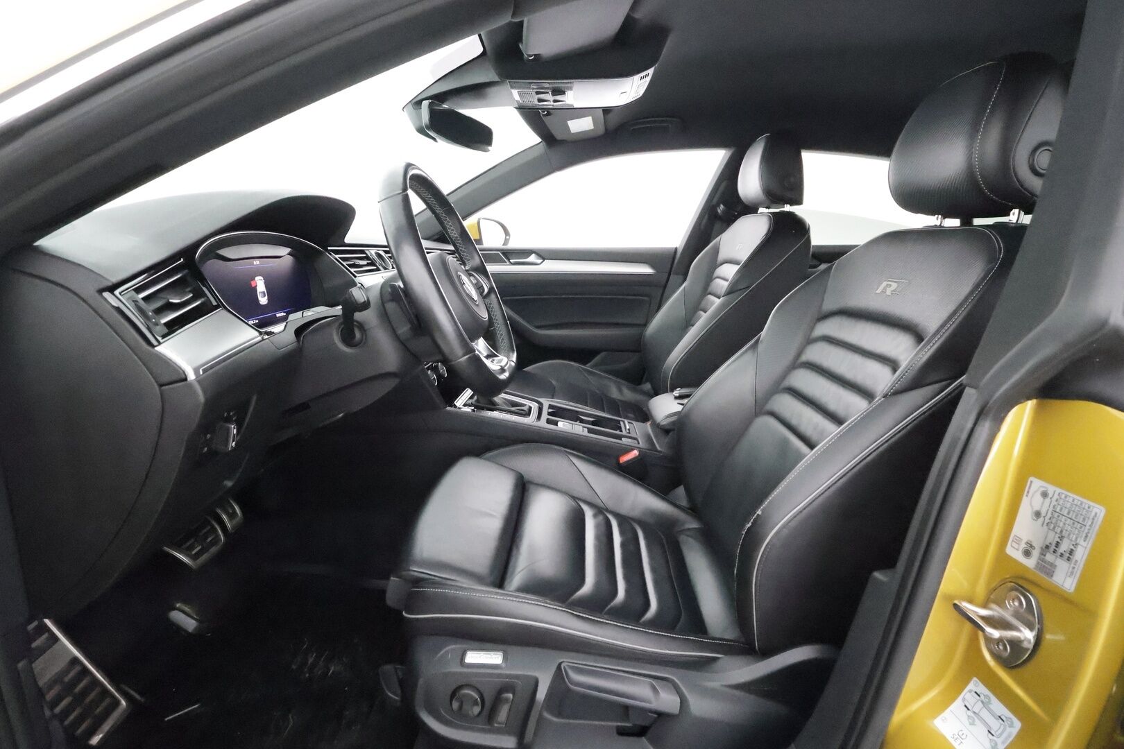 Volkswagen Arteon 2018 R-Line 2,0 TSI 206 kW (280 hv) 4MOTION DSG-autom. **Webasto / Koukku / adapt.Vakkari / Matrix-LED / P. Tutkat / Navi** - Kaistavahti / Digimittaristo / KeylessGO / 2x Renkaat