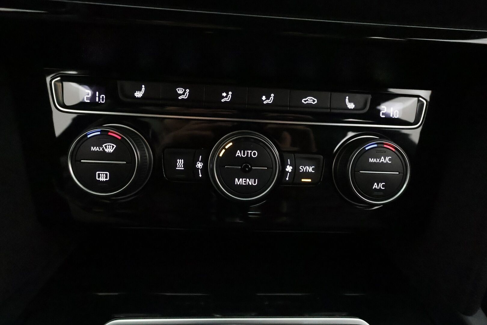 Volkswagen Arteon 2018 R-Line 2,0 TSI 206 kW (280 hv) 4MOTION DSG-autom. **Webasto / Koukku / adapt.Vakkari / Matrix-LED / P. Tutkat / Navi** - Kaistavahti / Digimittaristo / KeylessGO / 2x Renkaat