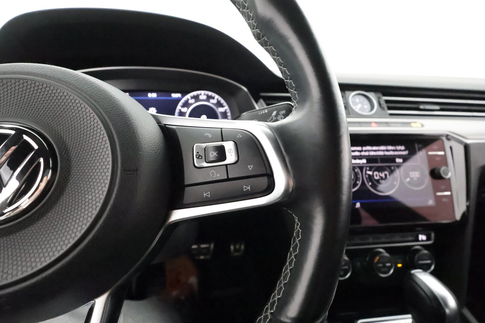 Volkswagen Arteon 2018 R-Line 2,0 TSI 206 kW (280 hv) 4MOTION DSG-autom. **Webasto / Koukku / adapt.Vakkari / Matrix-LED / P. Tutkat / Navi** - Kaistavahti / Digimittaristo / KeylessGO / 2x Renkaat
