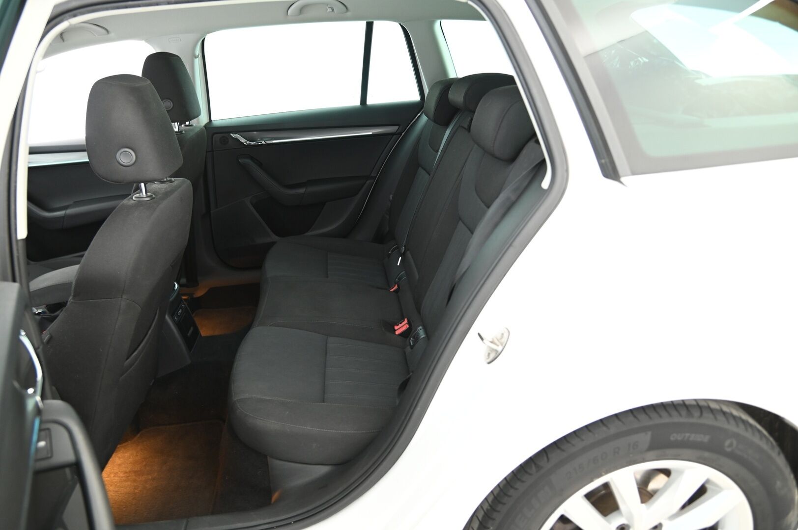 Skoda Octavia 2018 Combi 2,0 TDI 184 4x4 Style DSG Autom. *2-Om Suomiauto / Webasto / KeylessGo / P.Kamera ja Tutkat / LED / Koukku* - Hieno Octavia Särmällä huoltohistorialla! Ei adblue järjestelmää!