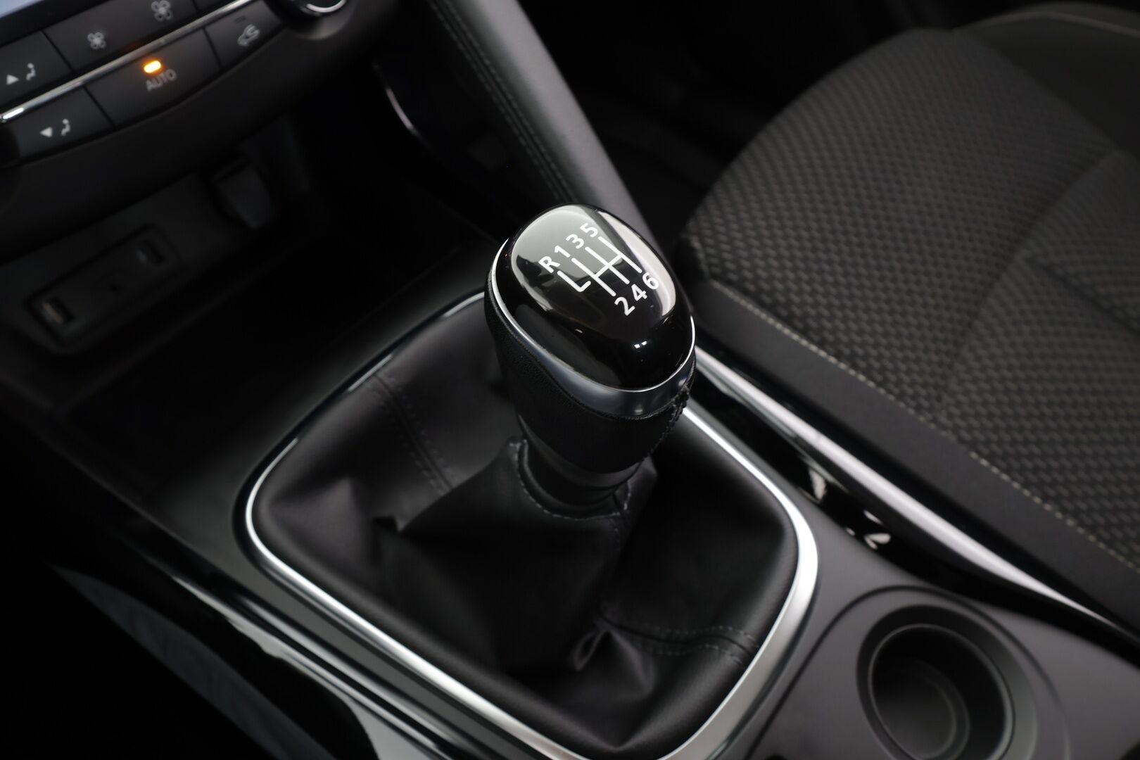 Renault Kadjar 2018 Energy TCe 130 Zen * Lohko&Sisätilanlämmitin / P.Tutkat / Kaistavahti / Navi / Bluetooth / Vakkari / Keyless * - Suomi-auto / Kahdet renkaat