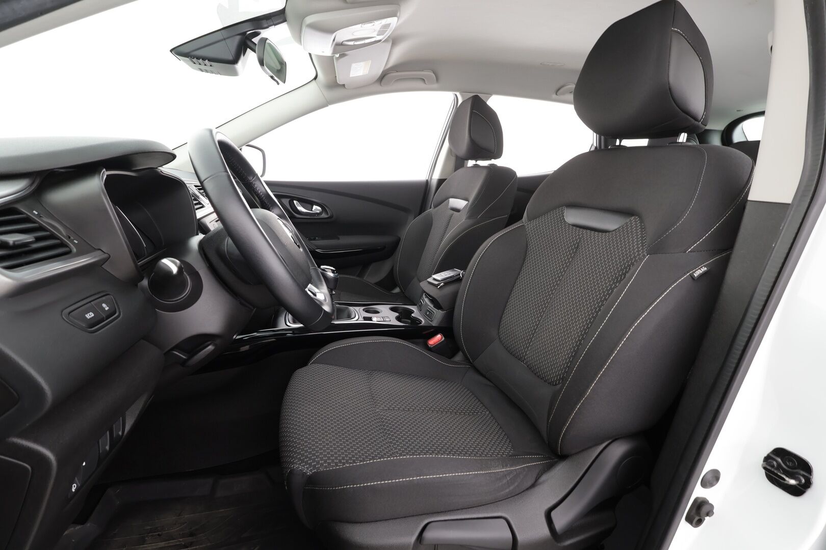 Renault Kadjar 2018 Energy TCe 130 Zen * Lohko&Sisätilanlämmitin / P.Tutkat / Kaistavahti / Navi / Bluetooth / Vakkari / Keyless * - Suomi-auto / Kahdet renkaat / Seuraava huolto 06/2026 - HULLUT VÄLIPÄIVÄT KORKOTARJOUS 2,49%