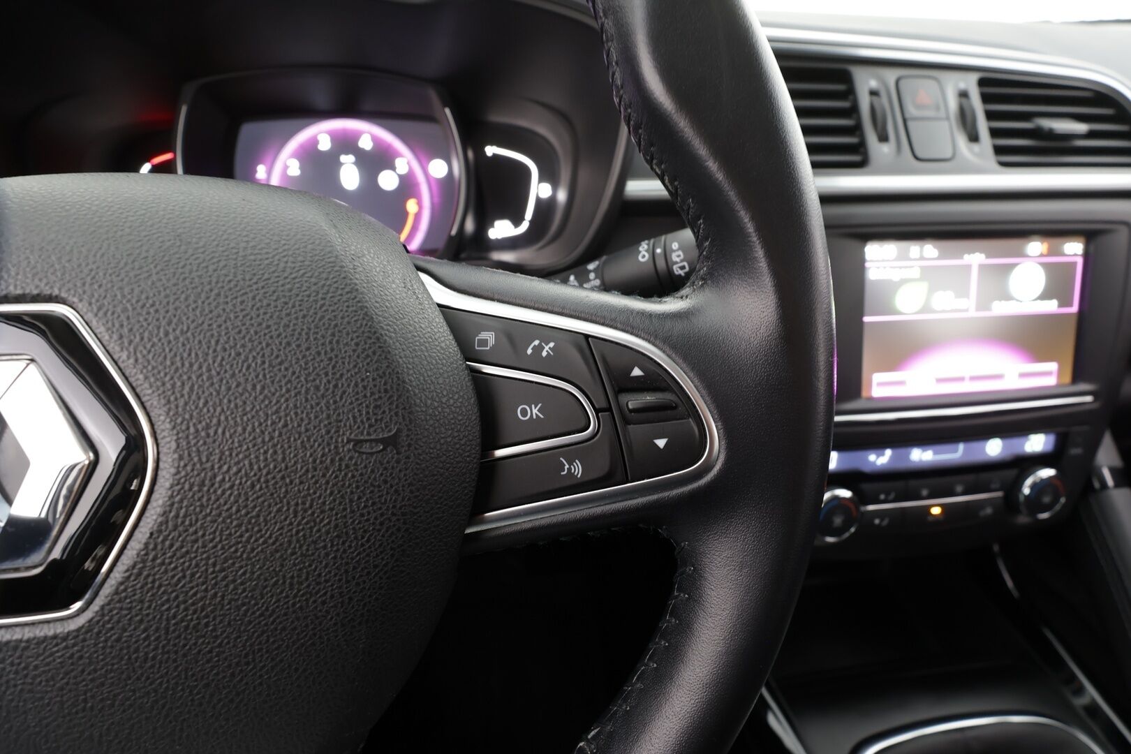 Renault Kadjar 2018 Energy TCe 130 Zen * Lohko&Sisätilanlämmitin / P.Tutkat / Kaistavahti / Navi / Bluetooth / Vakkari / Keyless * - Suomi-auto / Kahdet renkaat / Seuraava huolto 06/2026 - HULLUT VÄLIPÄIVÄT KORKOTARJOUS 2,49%