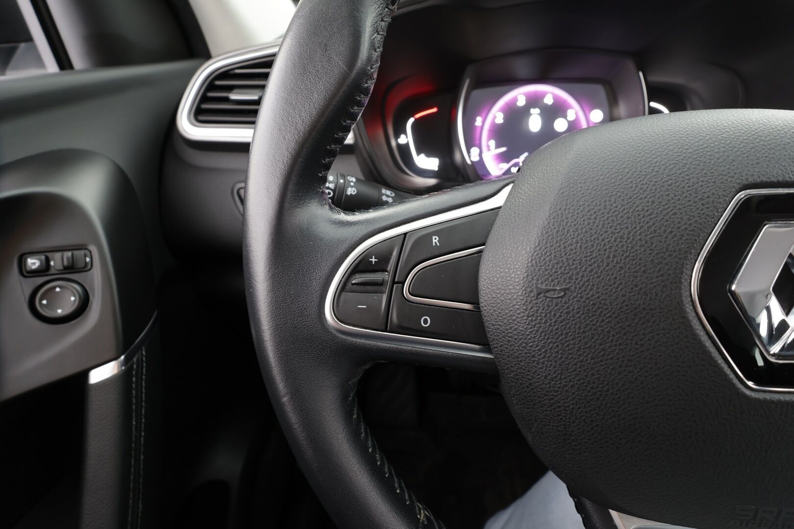 Renault Kadjar 2018 Energy TCe 130 Zen * Lohko&Sisätilanlämmitin / P.Tutkat / Kaistavahti / Navi / Bluetooth / Vakkari / Keyless * - Suomi-auto / Kahdet renkaat / Seuraava huolto 06/2026 - HULLUT VÄLIPÄIVÄT KORKOTARJOUS 2,49%