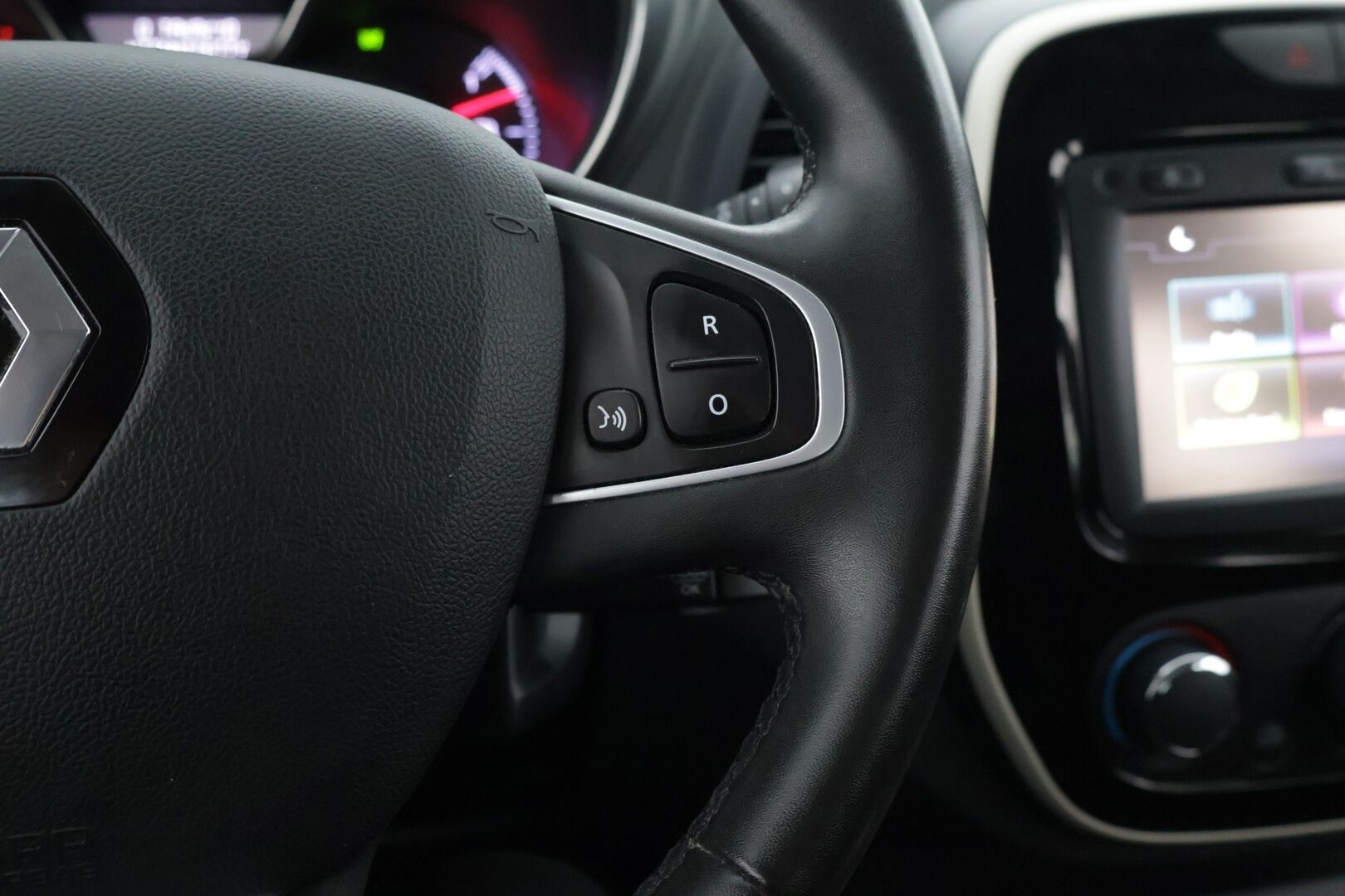 Renault Captur 2017 TCe 120 EDC-aut Zen S17  Navi, Vakionopeudensäädin nopeudenrajoittimella , Penkinlämmittimet,  Pysäköintitutka takana - Suomi-auto, Hyvä huoltohistoria, Kahdet renkaat