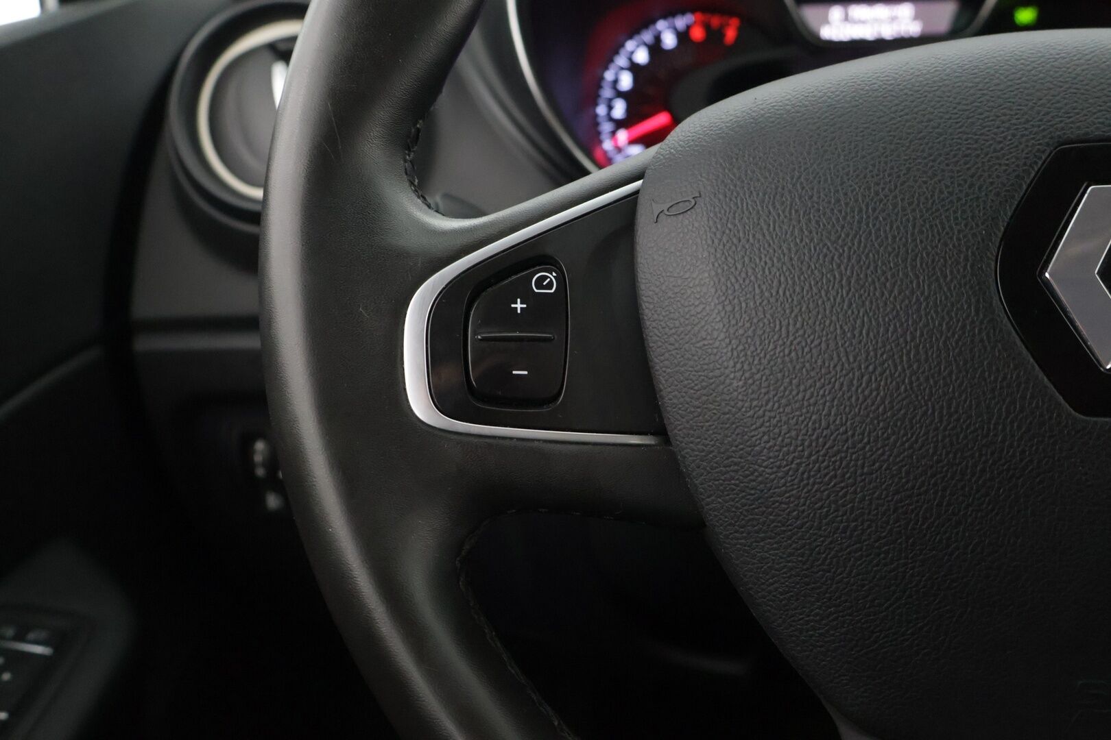 Renault Captur 2017 TCe 120 EDC-aut Zen S17  Navi, Vakionopeudensäädin nopeudenrajoittimella , Penkinlämmittimet,  Pysäköintitutka takana - Suomi-auto, Hyvä huoltohistoria, Kahdet renkaat