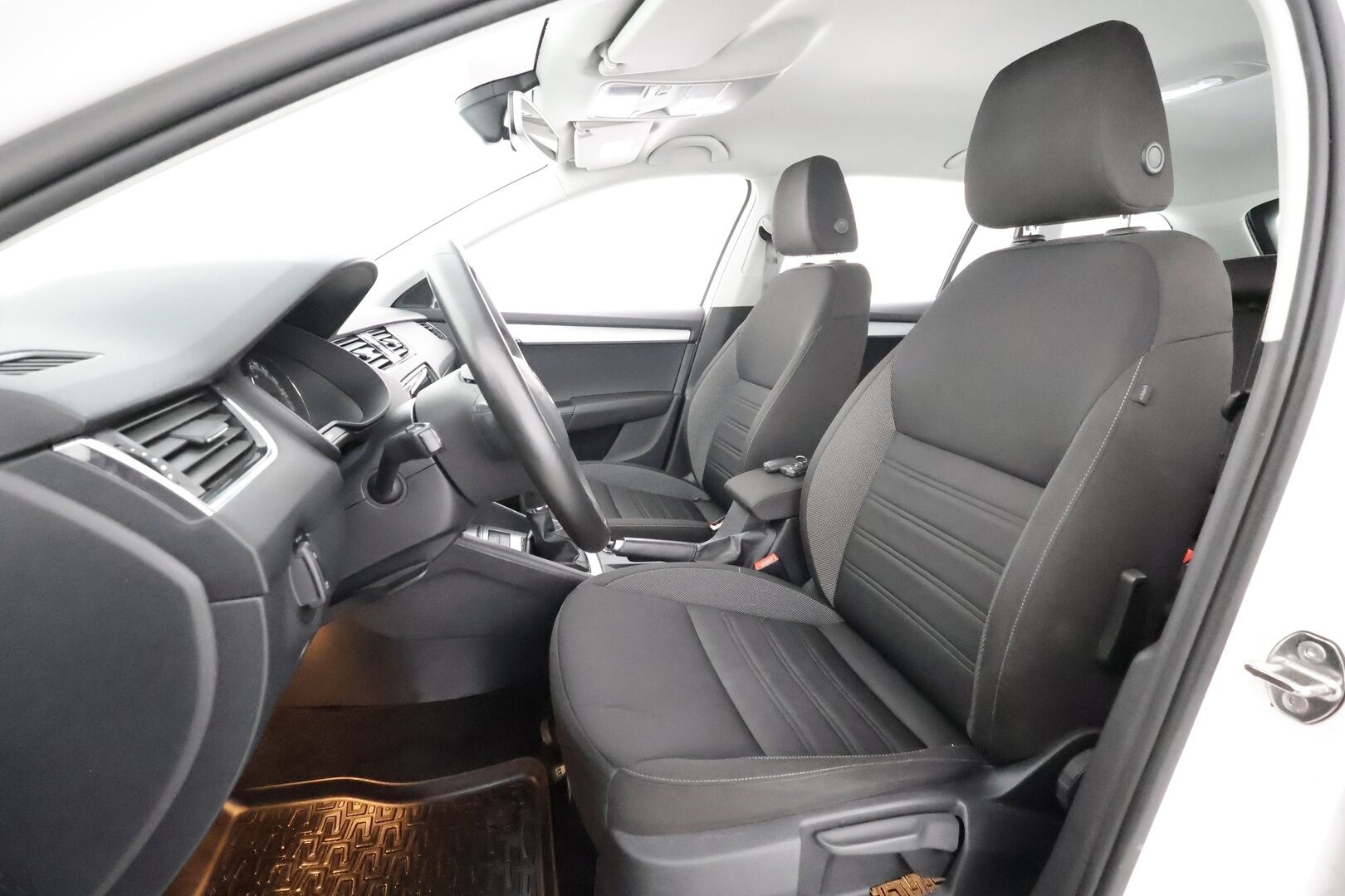 Skoda Octavia 2018 Combi 1,0 TSI Ambition * Suomi-auto / Lohkolämmitin / Vakkari / Apple&Android / P.Tutka * - Kahdet renkaat aluvanteilla / Facelift