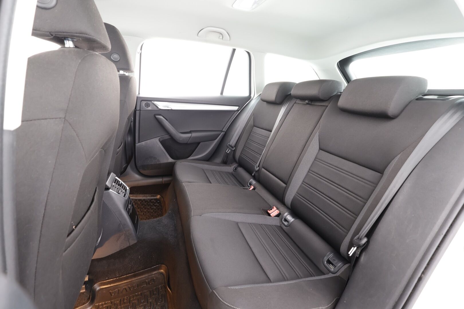 Skoda Octavia 2018 Combi 1,0 TSI Ambition * Suomi-auto / Lohkolämmitin / Vakkari / Apple&Android / P.Tutka * - Kahdet renkaat aluvanteilla / Facelift