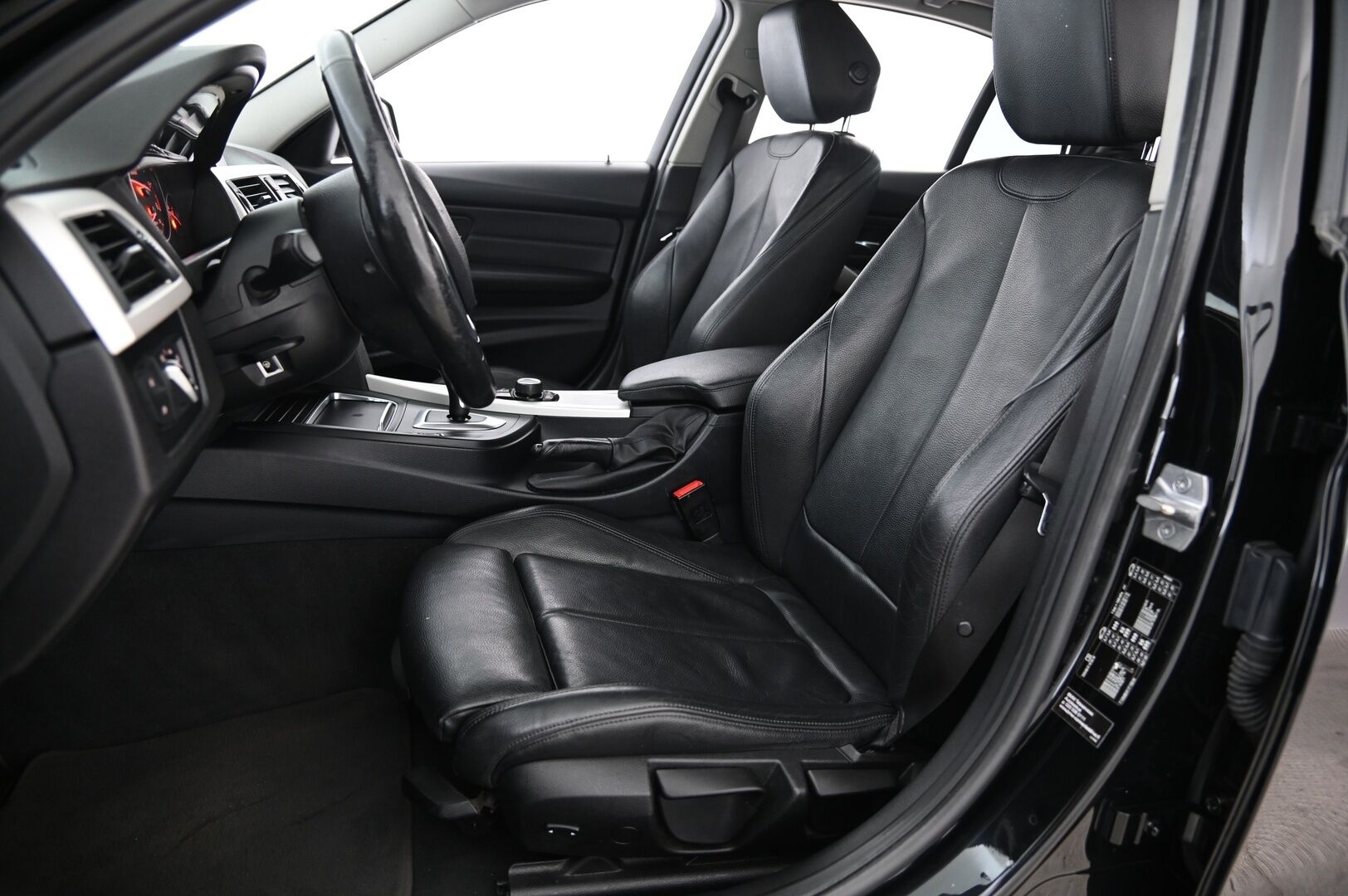 BMW 320 2018 F30 Sedan 320d A Business Exclusive *Suomi-Auto / Vakkari / Ratinlämmitys / P-Tutka / - *Sporttipenkit / 2X Renkaat / Siisti*