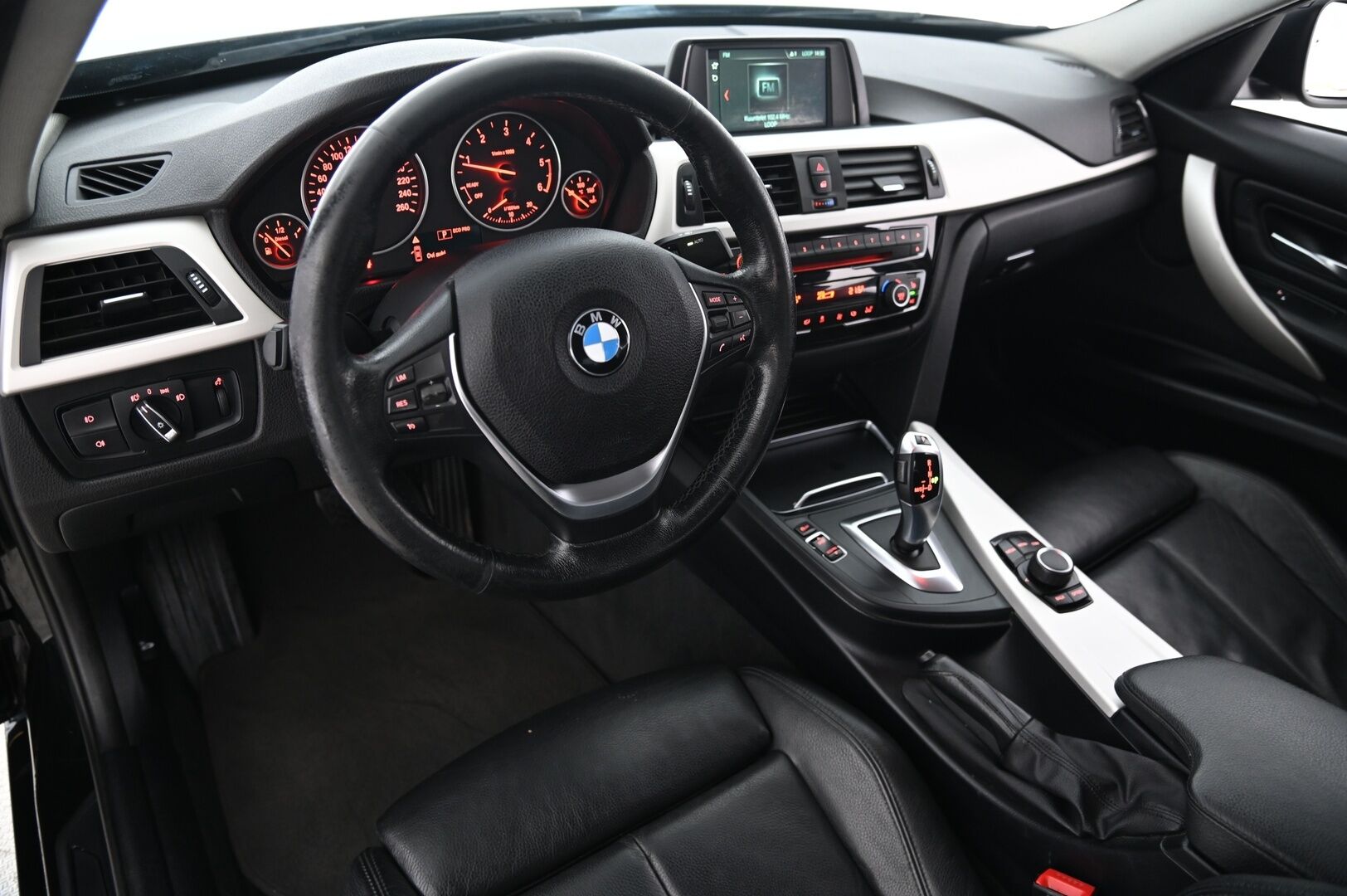 BMW 320 2018 F30 Sedan 320d A Business Exclusive *Suomi-Auto / Vakkari / Ratinlämmitys / P-Tutka / - *Sporttipenkit / 2X Renkaat / Siisti*