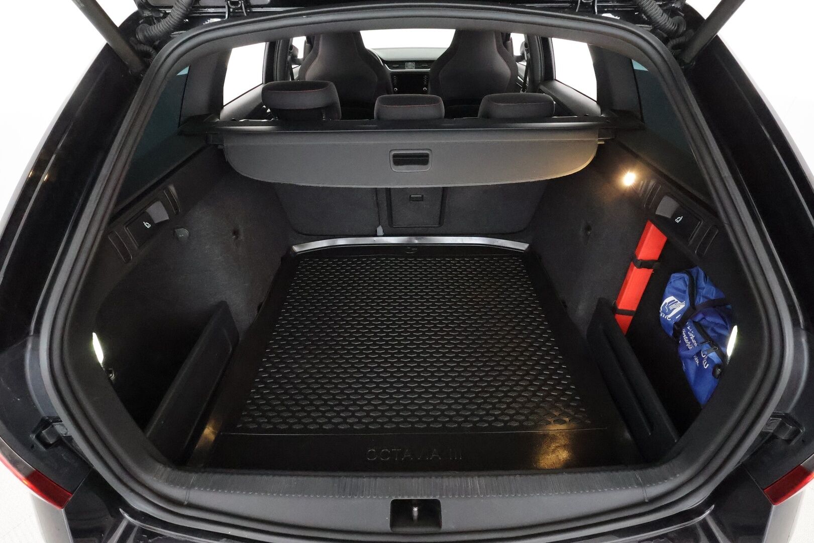 Skoda Octavia 2018 Combi 2,0 TDI 184 4x4 RS DSG Autom. ** Adapt.vakkari / Webasto / Koukku / P.Kamera / LED-valot / Navi / keylessGO** - Suomi-auto / 2x Vanteet / BLIS / Mirrorlink
