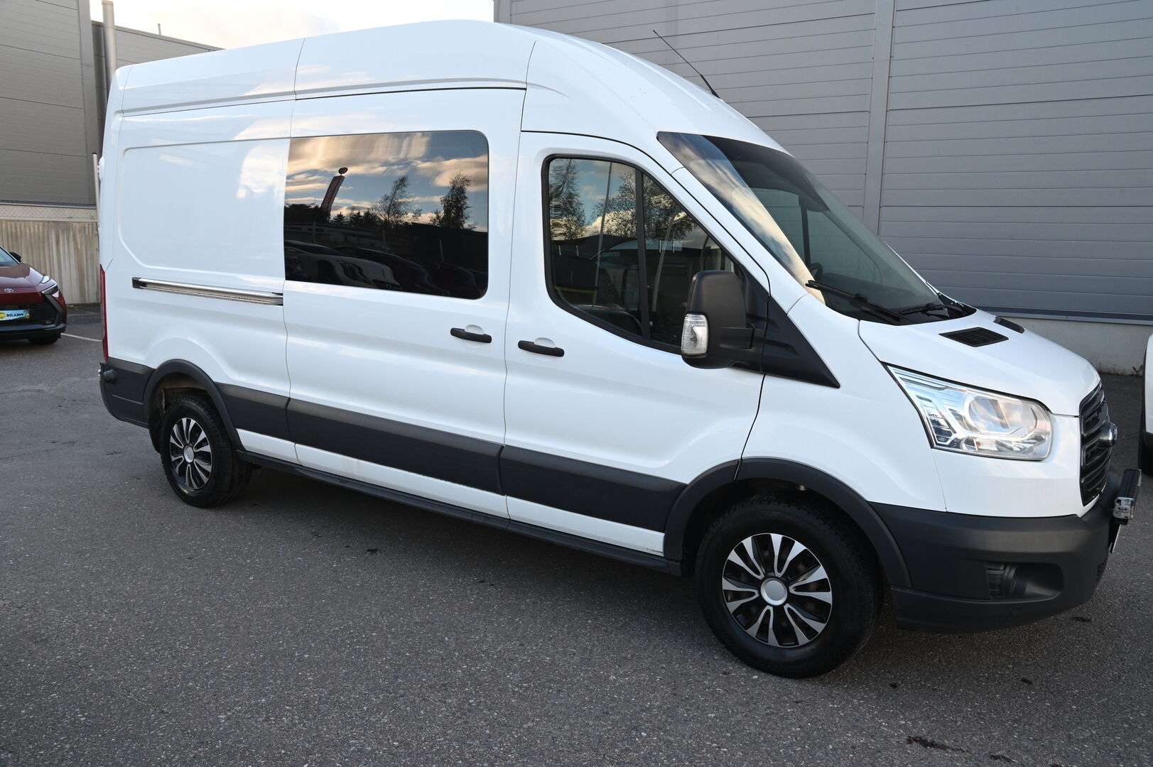 Ford Transit 2018 Van 350 2,0 TDCi 130 hv M6 Neliveto Trend L3H3 2+3 Jatko-ohjaamo - Sorsan 2+3 Jatko-ohjaamo | Webasto | Invertteri | 1.omisteinen | P*kamera | Suomi-auto | Isolla rahalla huollettu!