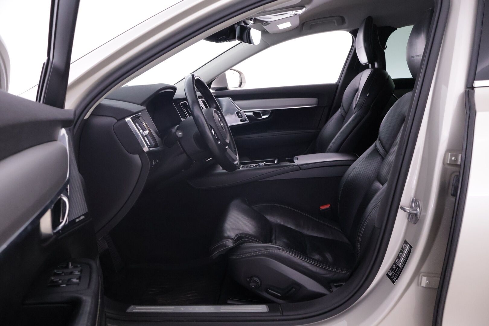 Volvo V90 2018 T8 AWD Inscription aut - Pa-lämmitin | Bowers & Wilkins | Ilmastoidut & Hierovat Muistipenkit | S-Koukku | KeylessGoHuippu varusteet | Näyttävillä vanteilla 21"