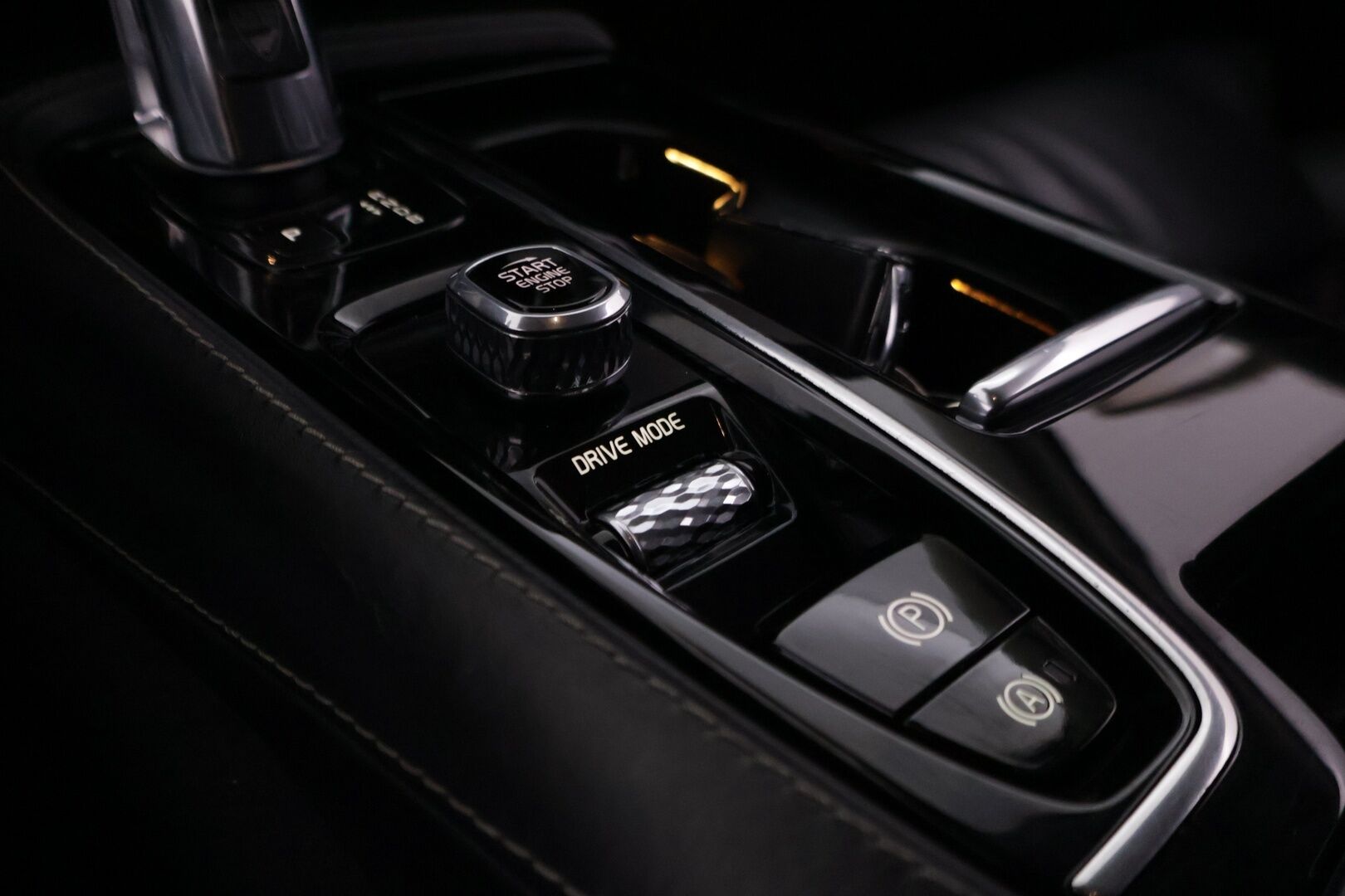 Volvo V90 2018 T8 AWD Inscription aut - Pa-lämmitin | Bowers & Wilkins | Ilmastoidut & Hierovat Muistipenkit | S-Koukku | KeylessGoHuippu varusteet | Näyttävillä vanteilla 21"