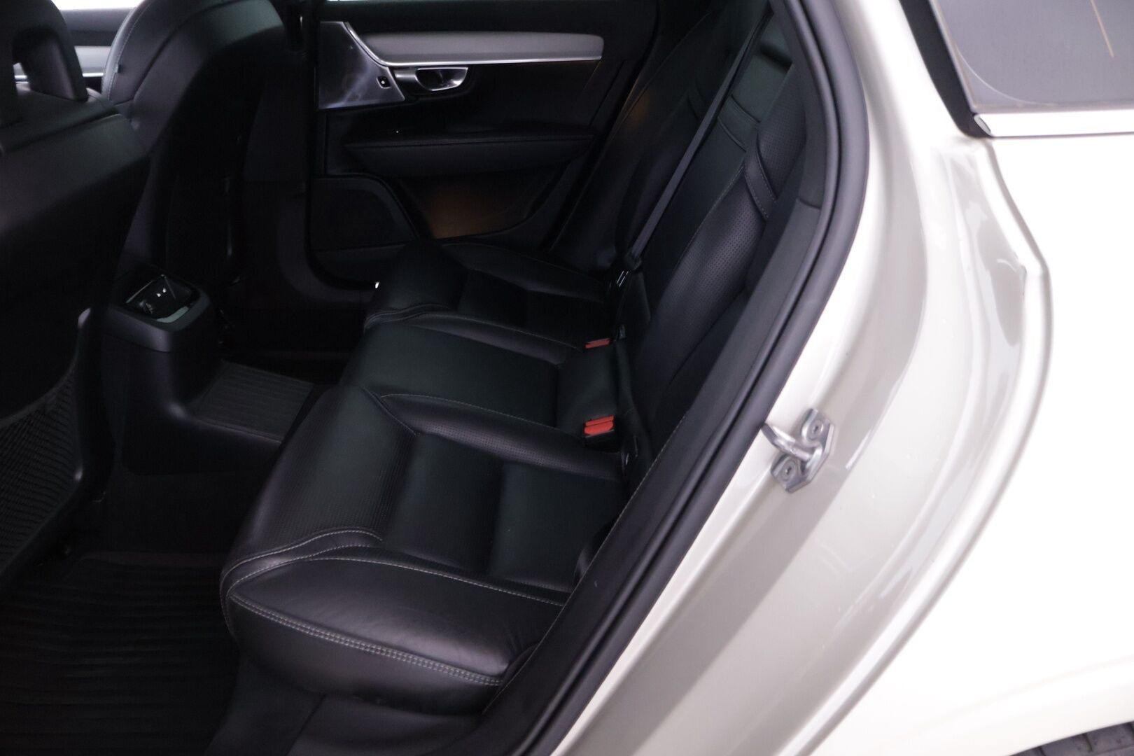 Volvo V90 2018 T8 AWD Inscription aut - Pa-lämmitin | Bowers & Wilkins | Ilmastoidut & Hierovat Muistipenkit | S-Koukku | KeylessGoHuippu varusteet | Näyttävillä vanteilla 21"