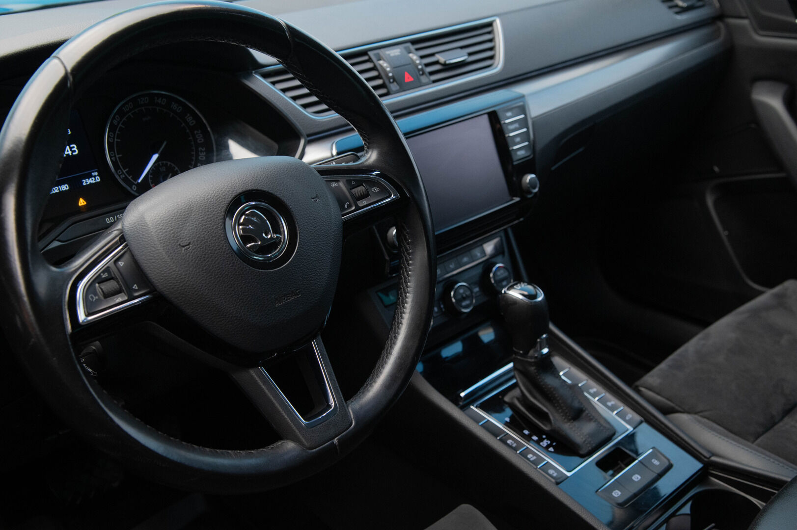 Skoda Superb 2016 2,0 TDI 190 Style DSG Autom. * Webasto / Muistipenkki / Nahka-alcantara sisusta / Adapt. Vakkari / Ambient light / Canton / Sähkökontti * - * CarPlay / Keyless / P-Tutkat / Adapt. LED / Sähkökoukku *