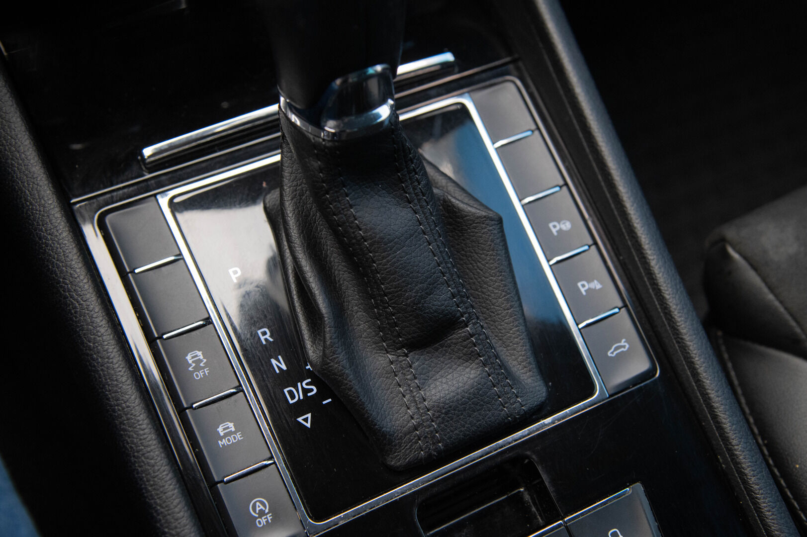 Skoda Superb 2016 2,0 TDI 190 Style DSG Autom. * Webasto / Muistipenkki / Nahka-alcantara sisusta / Adapt. Vakkari / Ambient light / Canton / Sähkökontti * - * CarPlay / Keyless / P-Tutkat / Adapt. LED / Sähkökoukku *